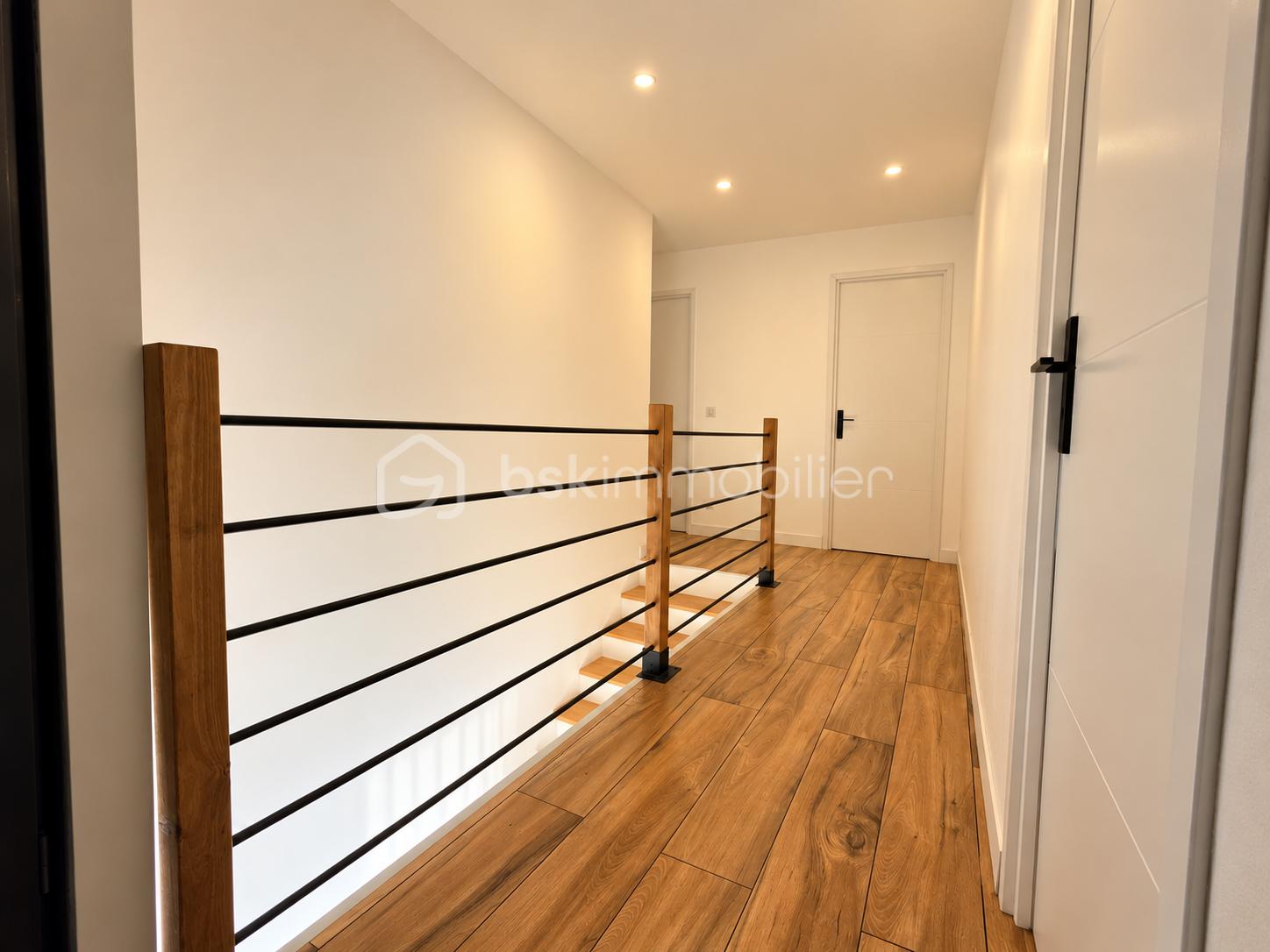 Palier scandinave lumineux vers les portes.png