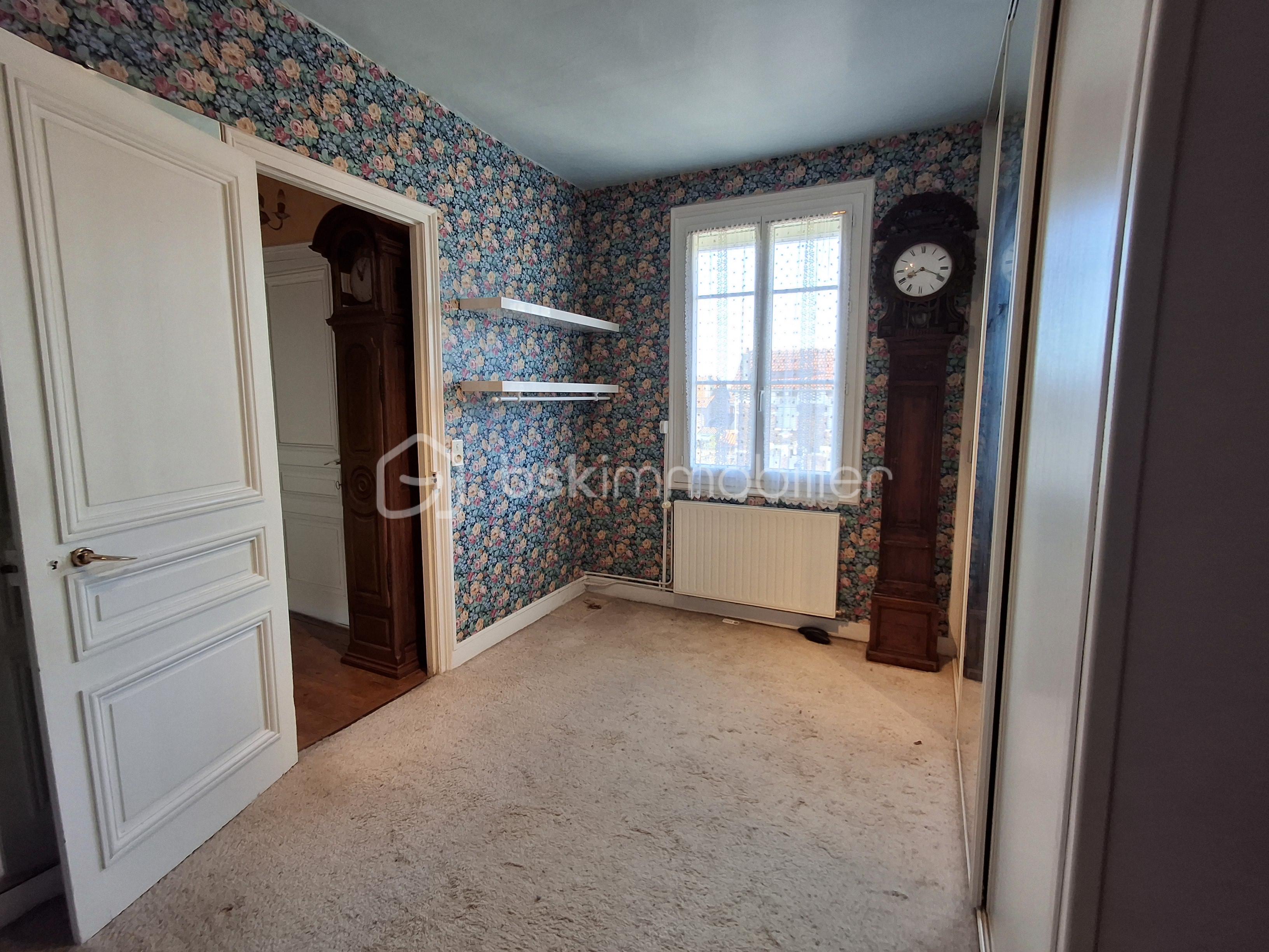 Chambre 1er penderie.png