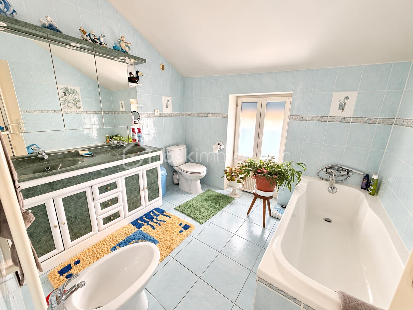 Salle de bains mansardée aux accents aqua.png