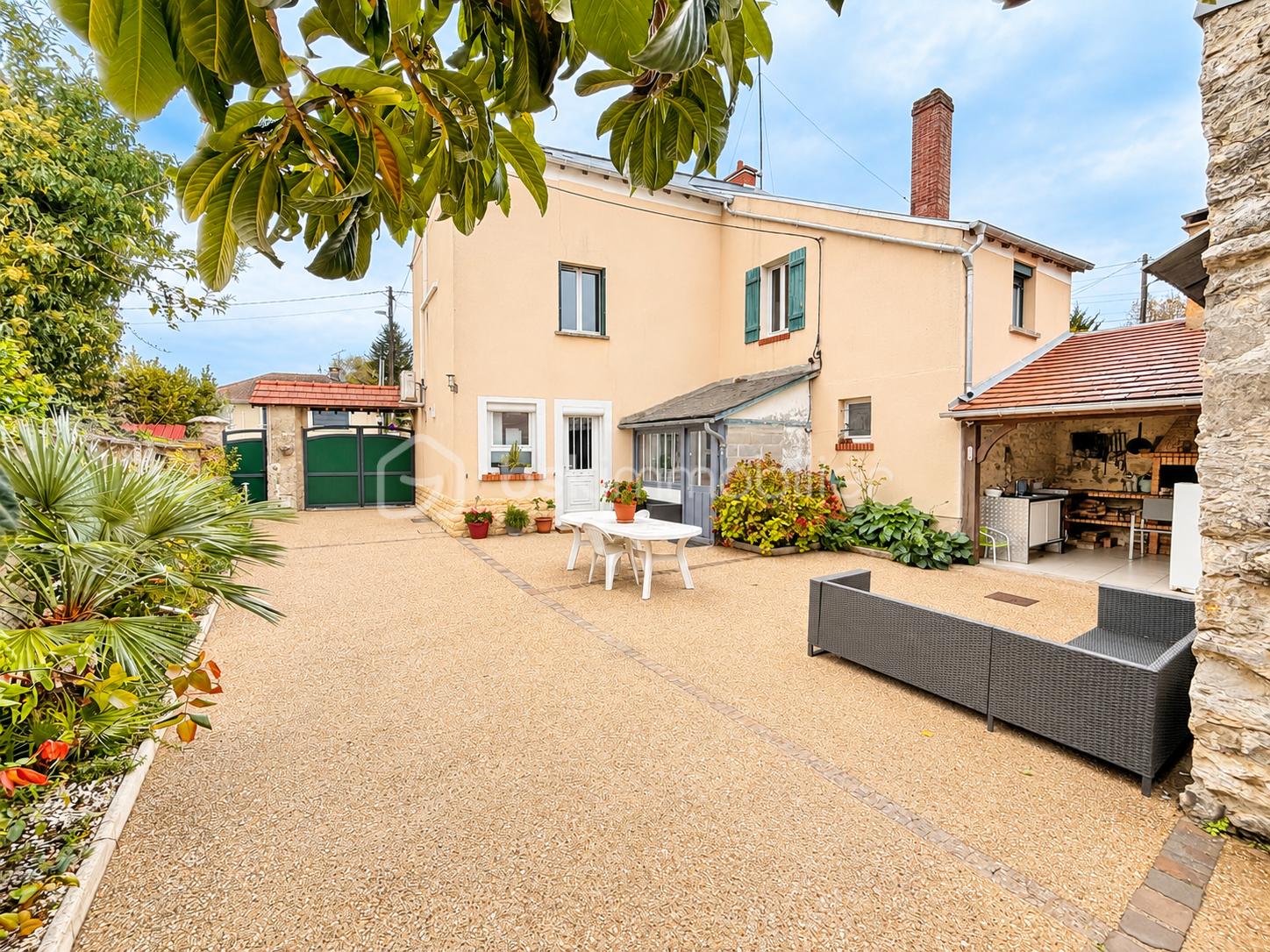 Cour intérieure fleurie d’une maison provençale.png