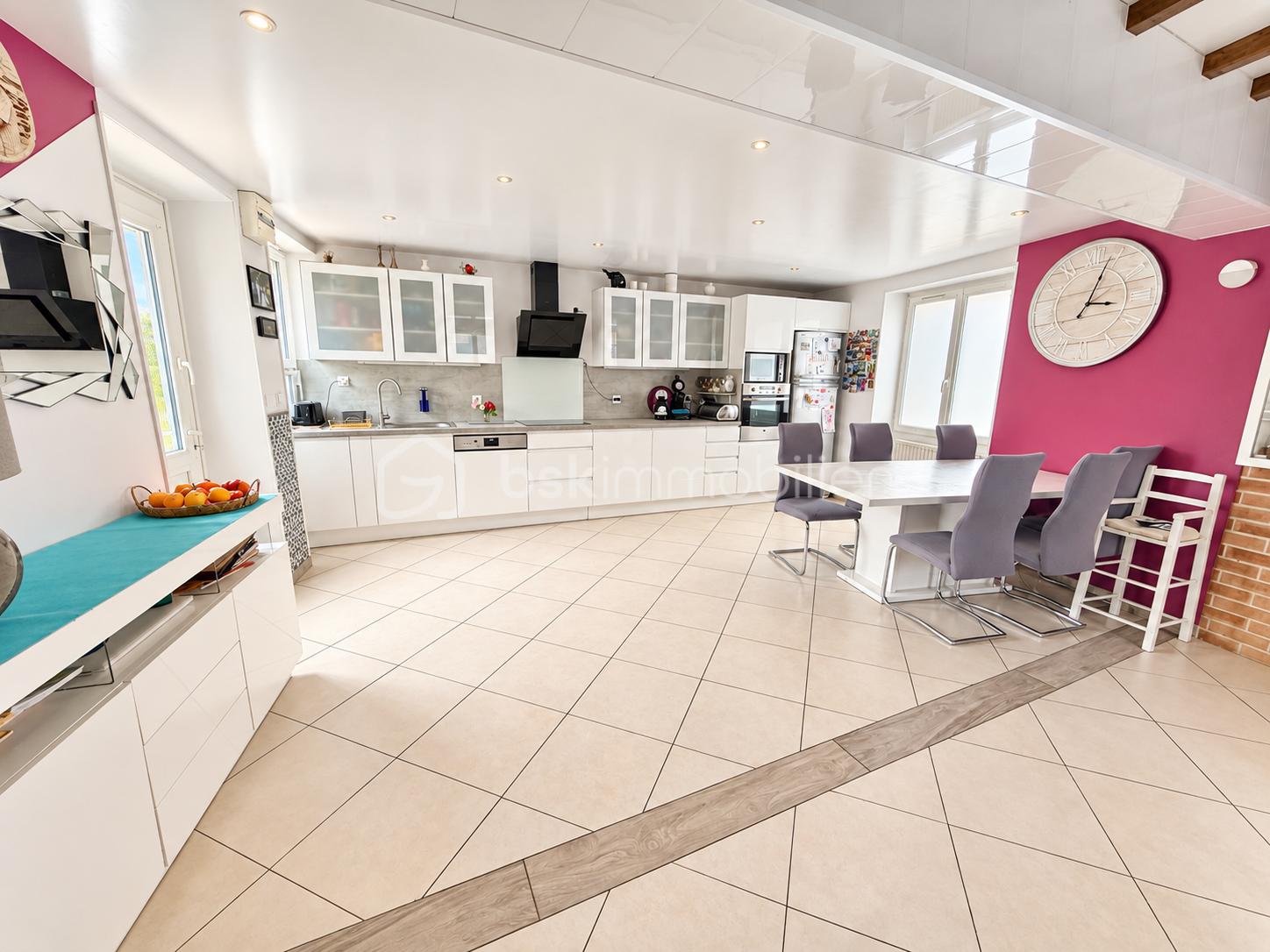 Cuisine contemporaine lumineuse aux accents magenta.png