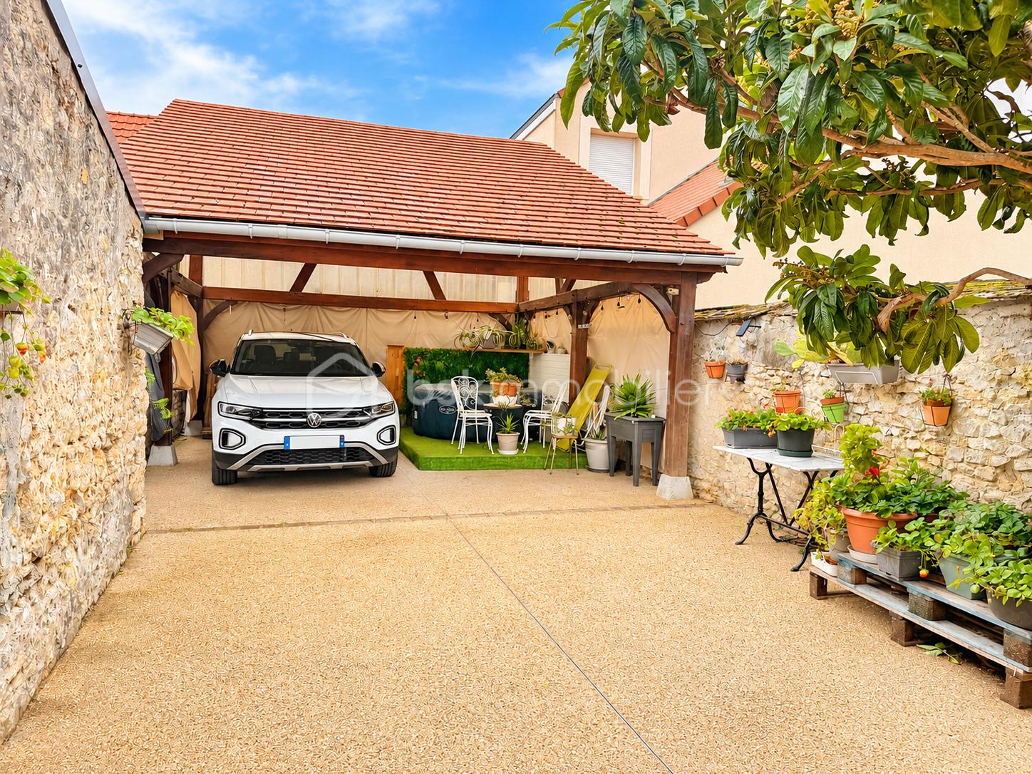 Cour méditerranéenne avec carport fleuri.png
