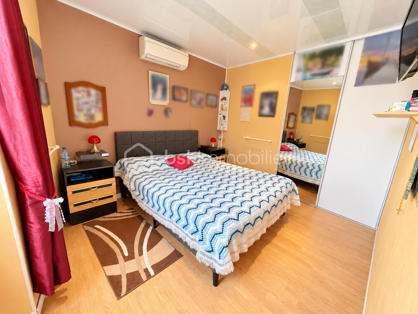 Chambre chaleureuse aux photos floutées.png