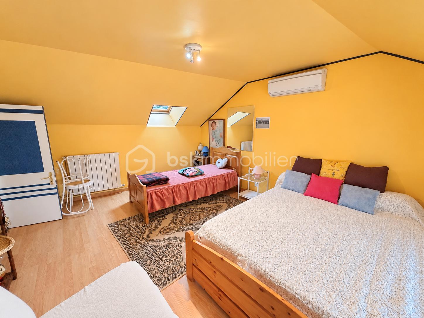 Chambre mansardée chaleureuse à deux lits.png