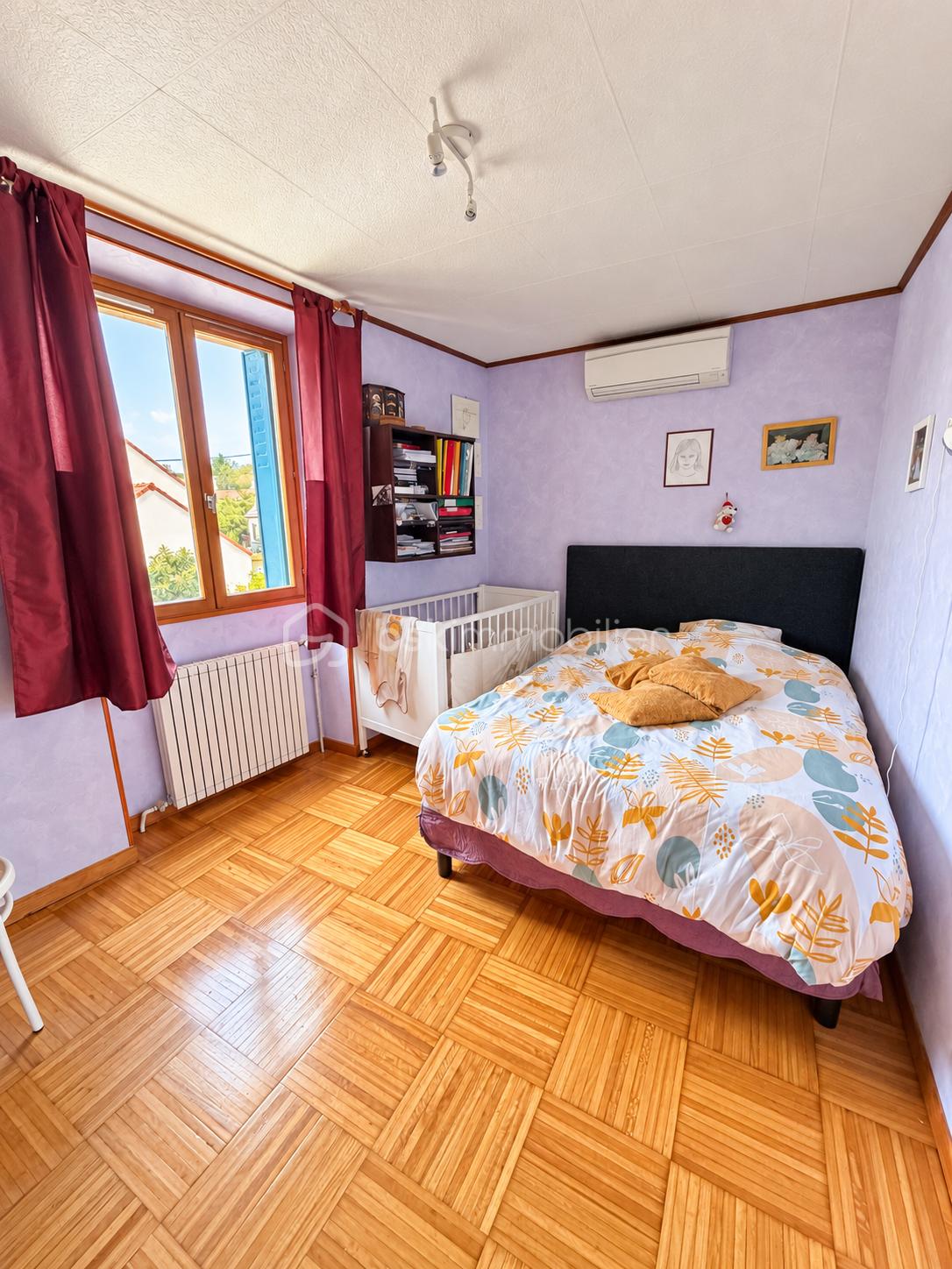 Chambre lavande avec lit et berceau.png