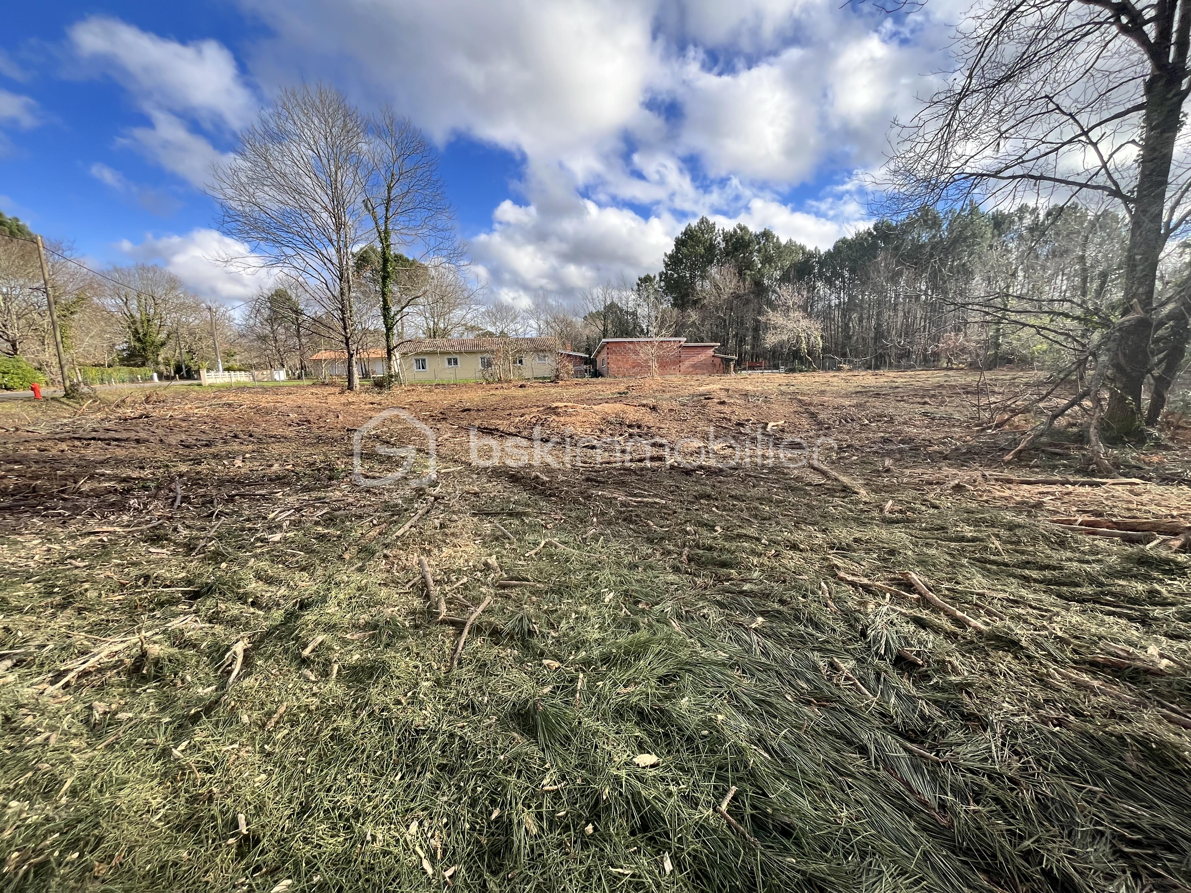 Terrain de 3 084 m²