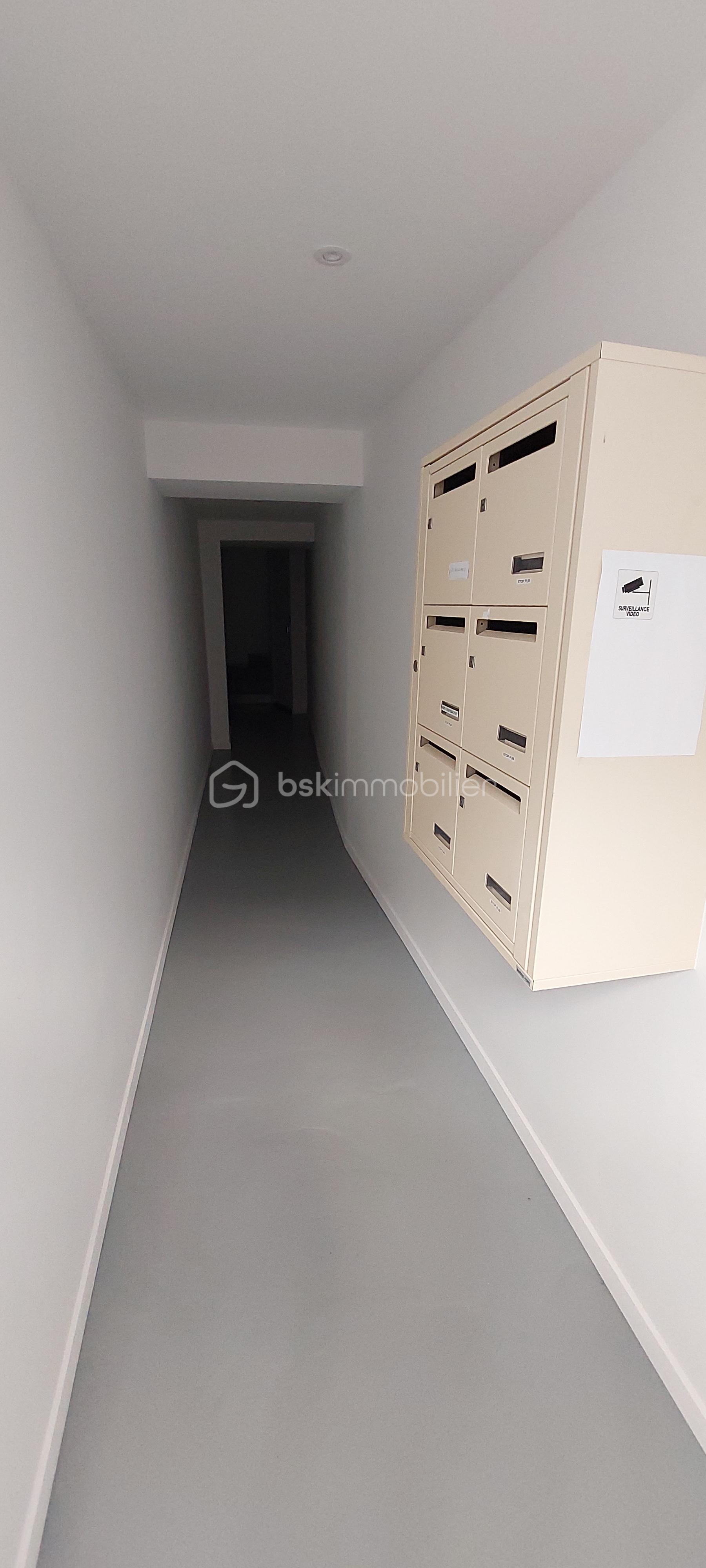 Local d'activités de 49 m² - 20241025_115710.jpg