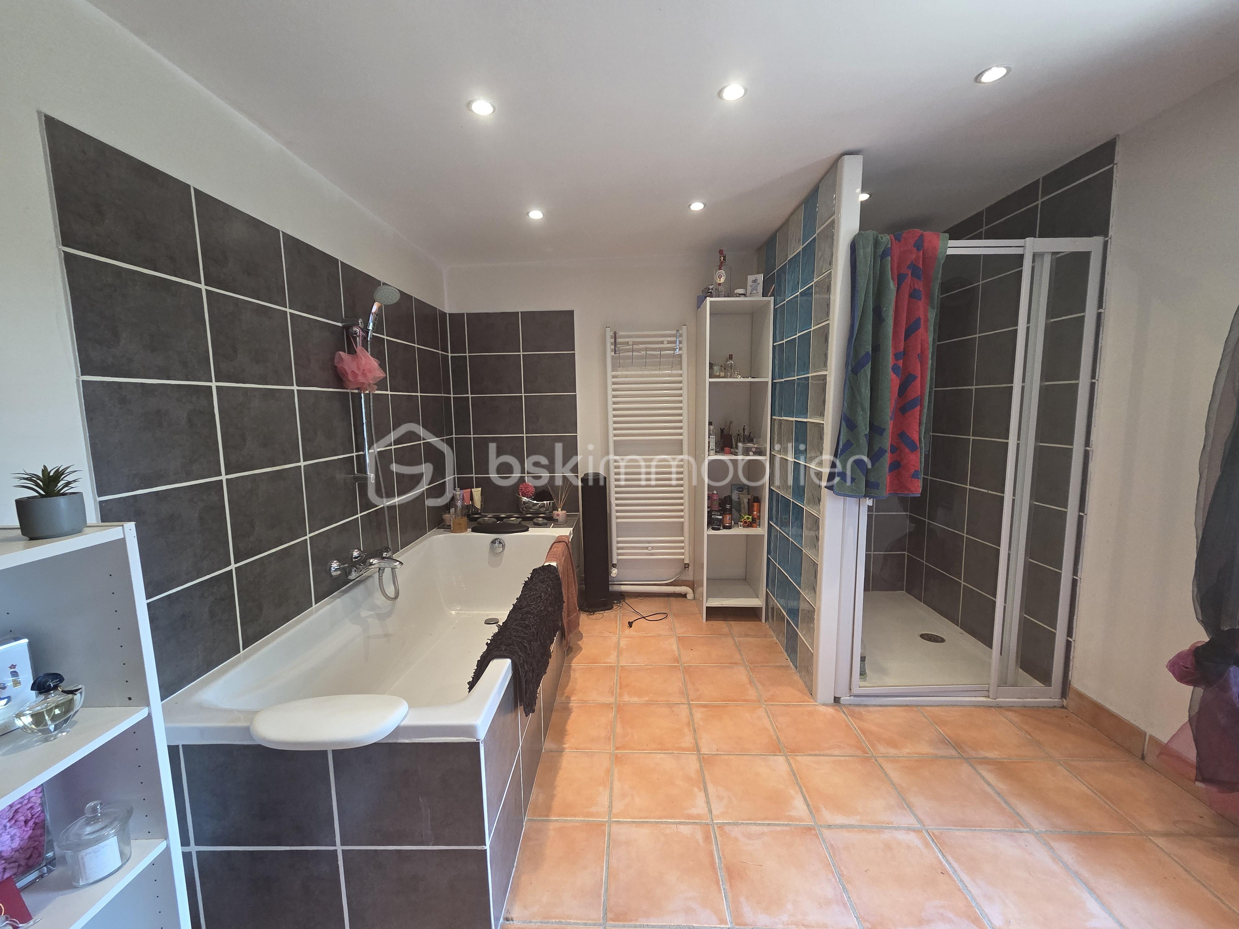 Maison charentaise de 277 m² - SDB.jpg