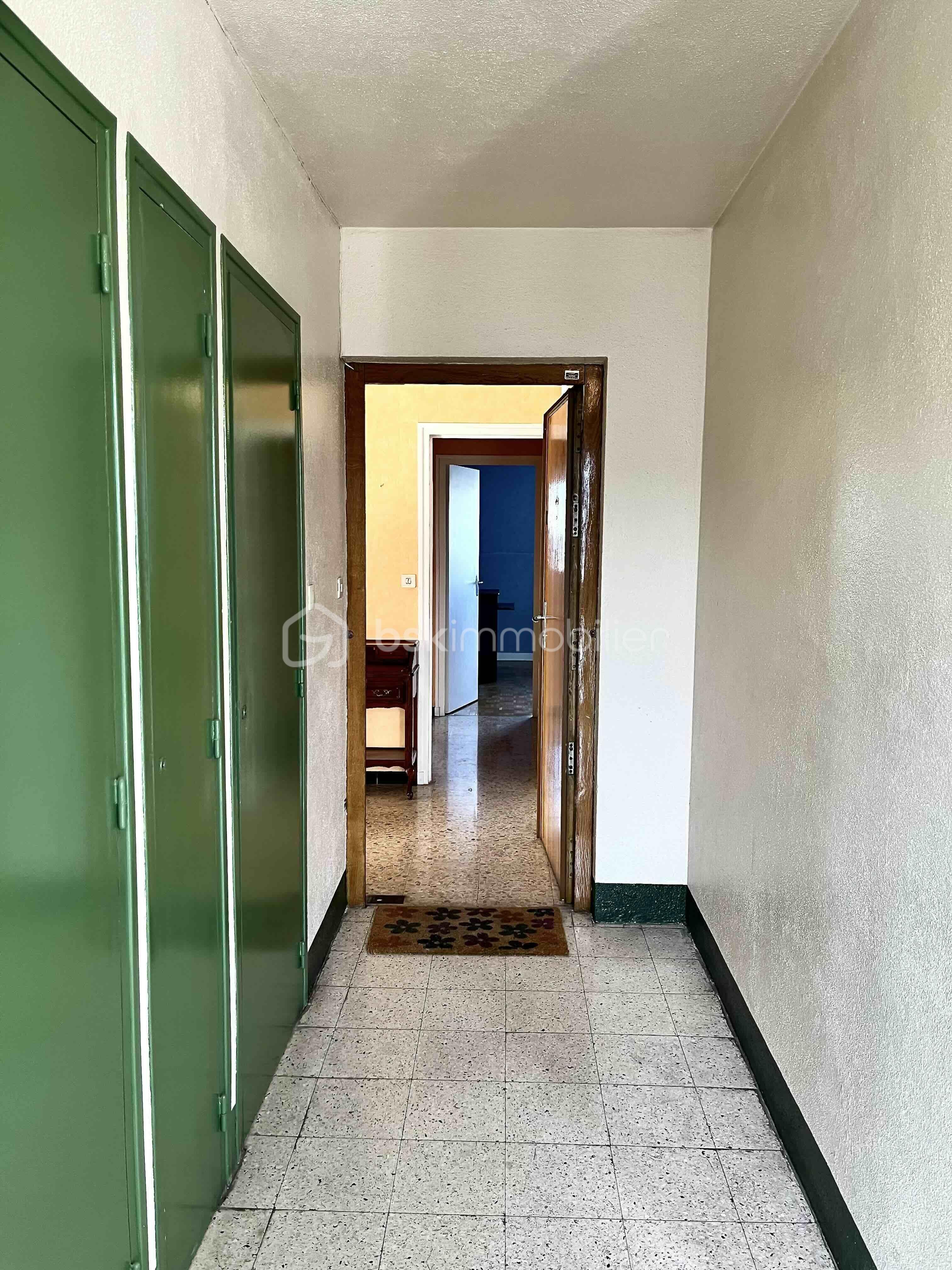 Appartement de 76,92 m² - 2-porte d'entrée vers intérieur - copie.jpg