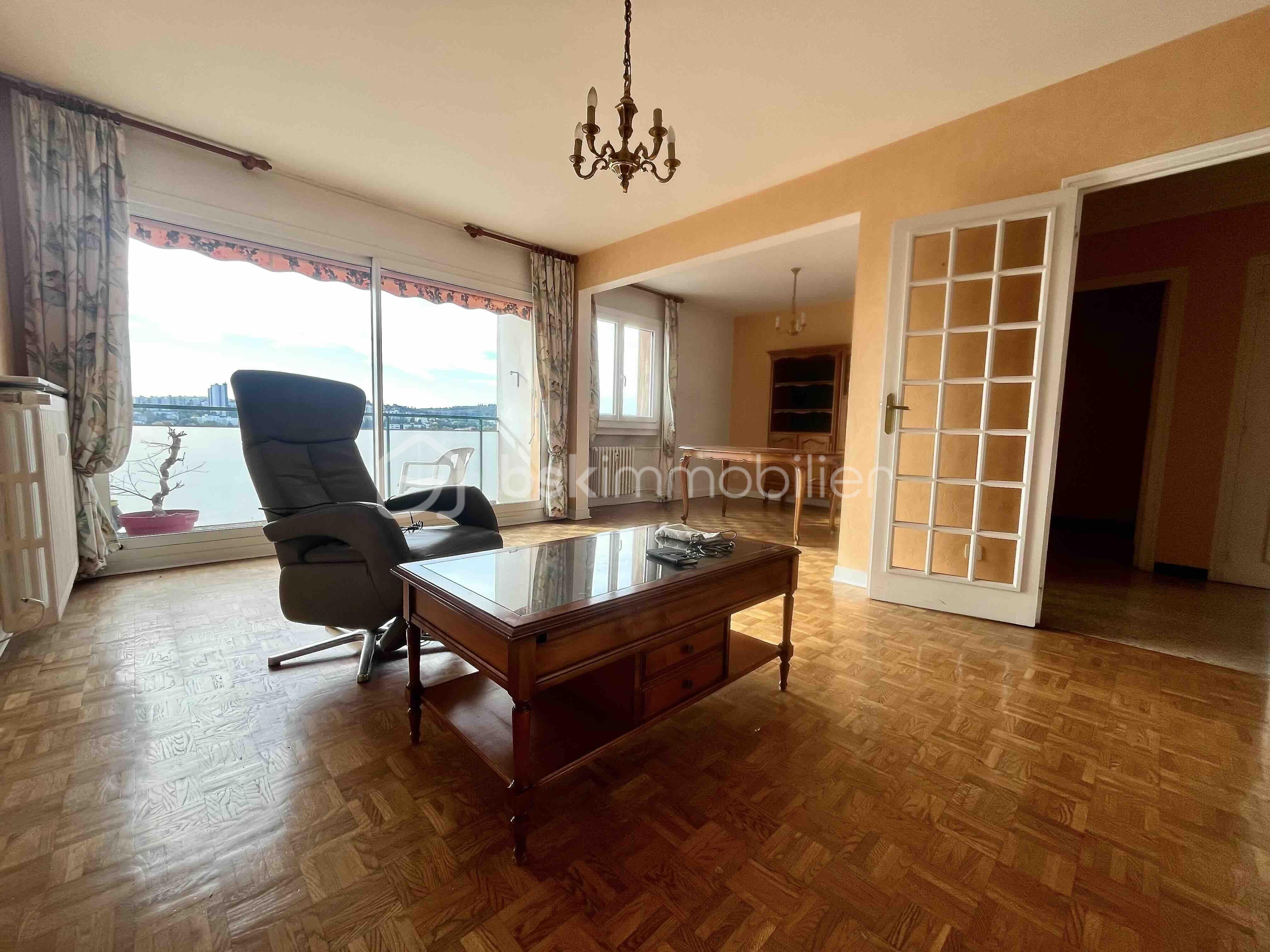 Appartement de 76,92 m² - 4-salon salle à manger fenetre - copie.jpg