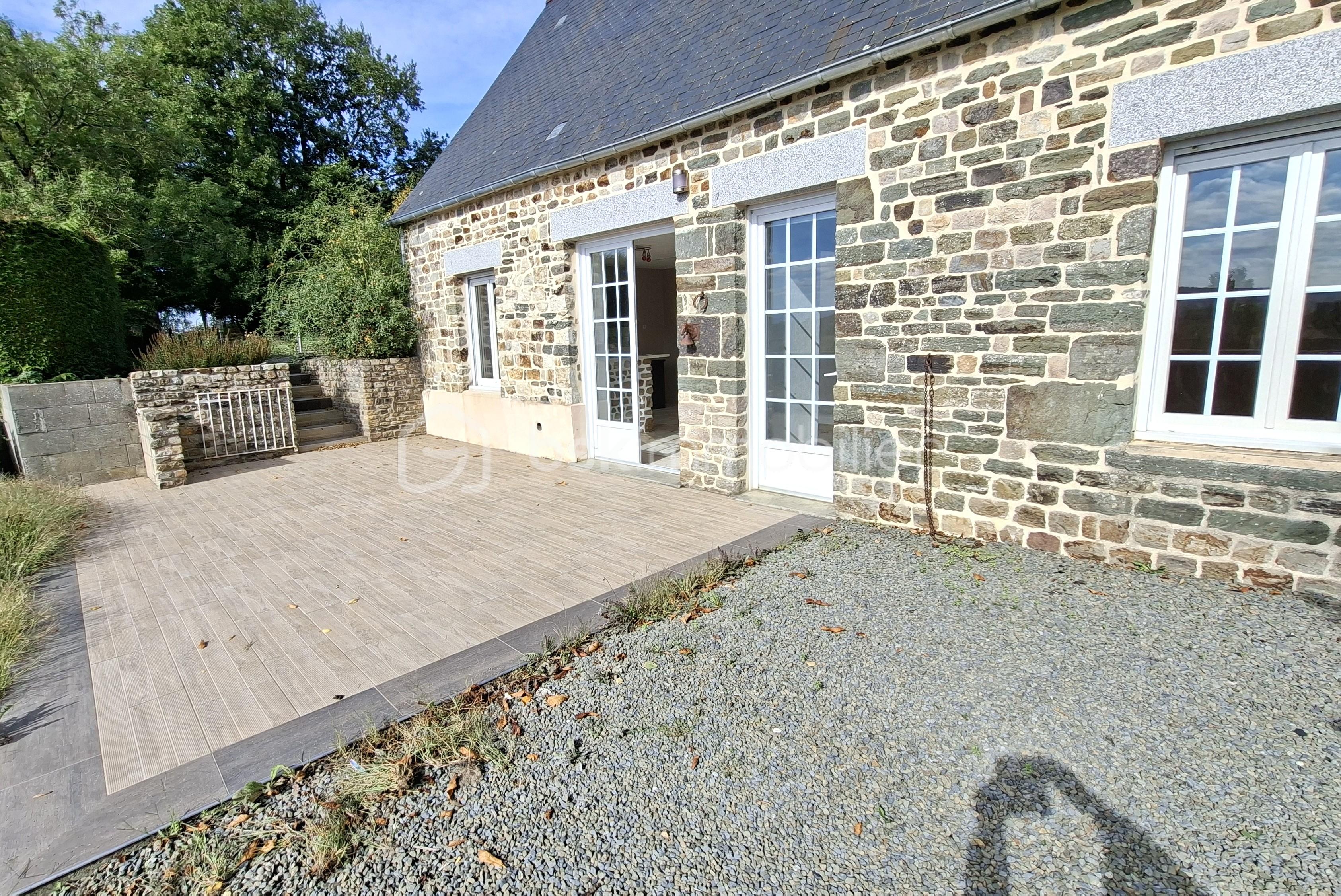 SUARD TERRASSE VERS PORTE ENTREE.jpg