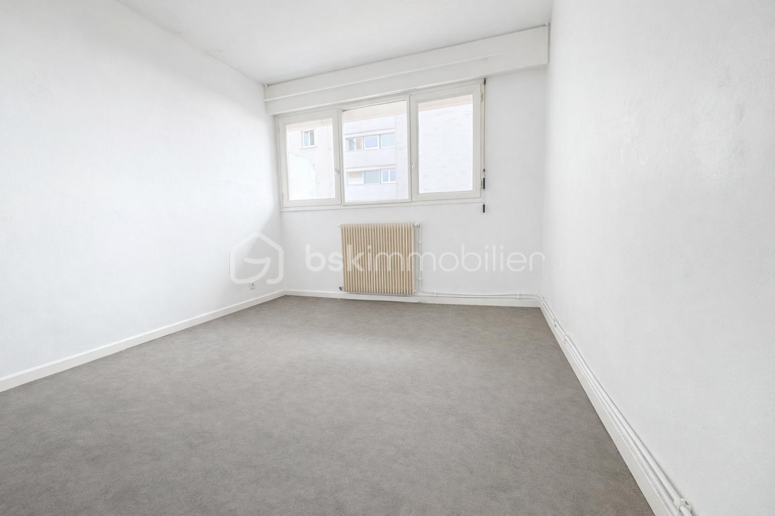 Appartement de 35 m² - Chambre vide avec lumière naturelle.png
