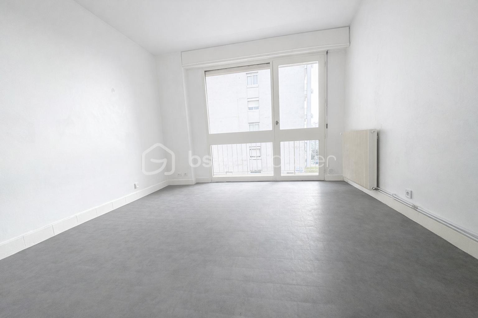 Appartement de 35 m² - Pièce vide avec porte-fenêtre ouverte.png
