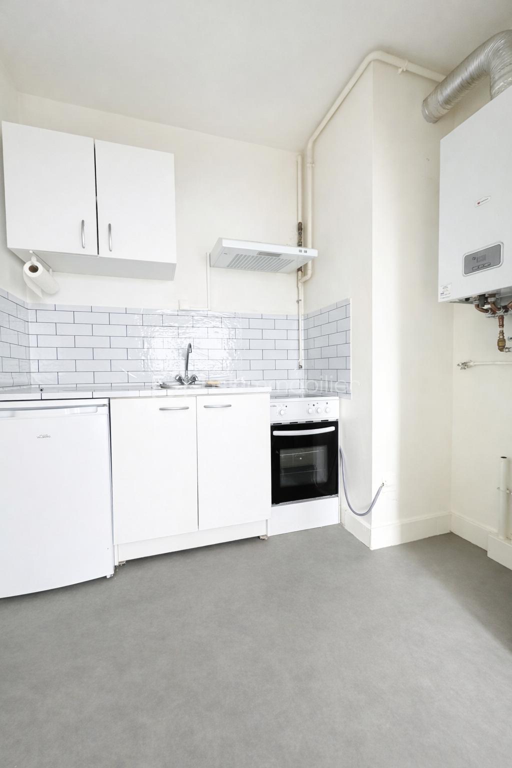 Appartement de 35 m² - Cuisine moderne en blanc et gris.png