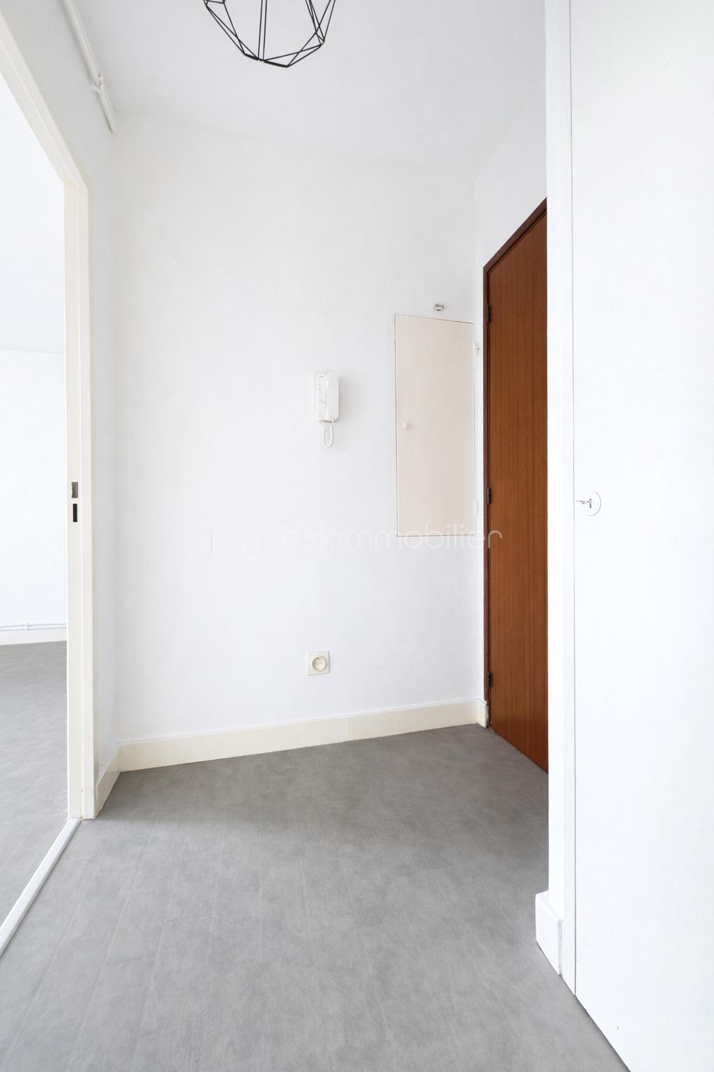 Appartement de 35 m² - Couloir lumineux avec portes et accessoires.png