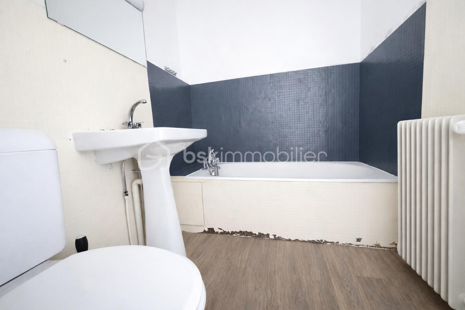 Appartement de 35 m² - Salle de bain usée et simple.png