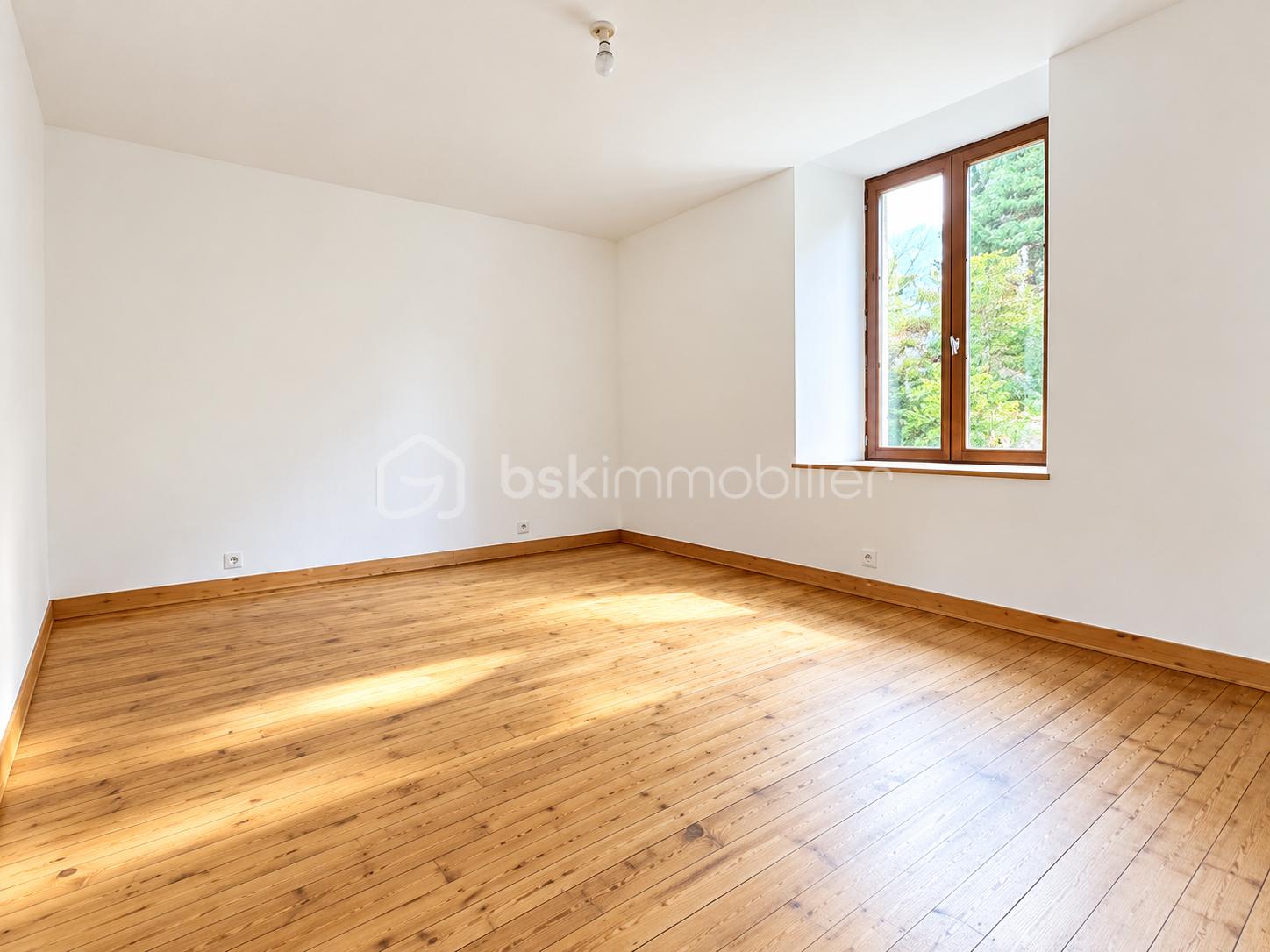 Pièce lumineuse au parquet chaleureux.png