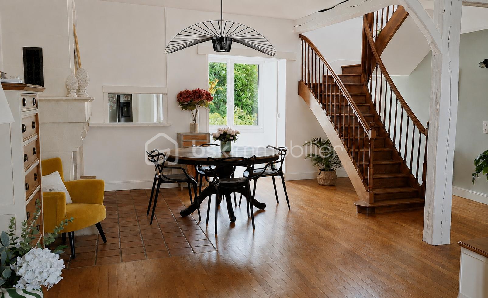 salle à manger moins lumineuse.png