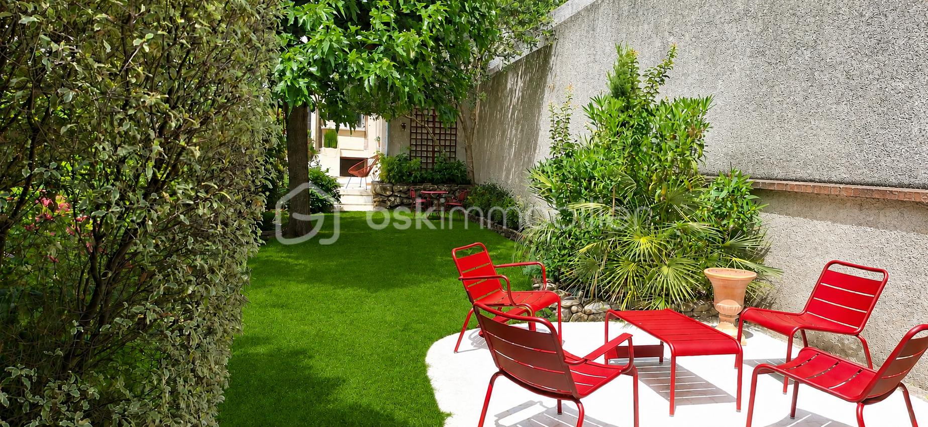 Extérieur avec jolie pelouse.png