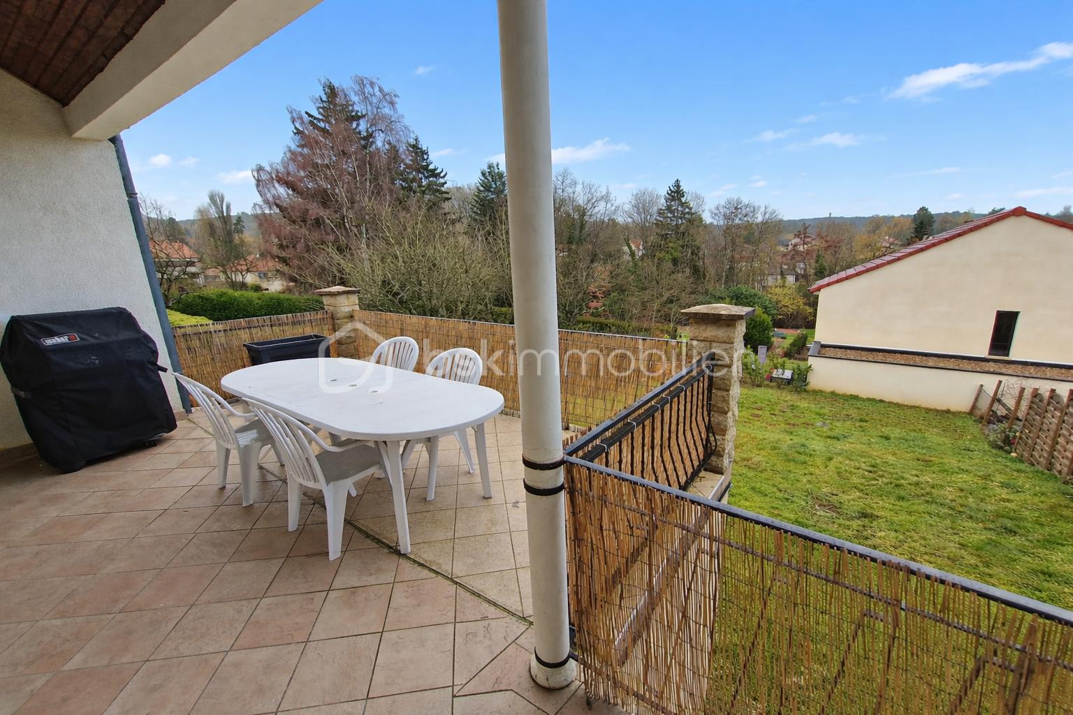 Terrasse ensoleillée avec vue dégagée.png