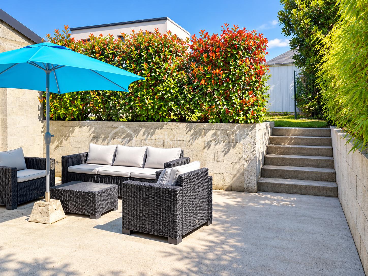 Coin repas contemporain sous parasol turquoise.png
