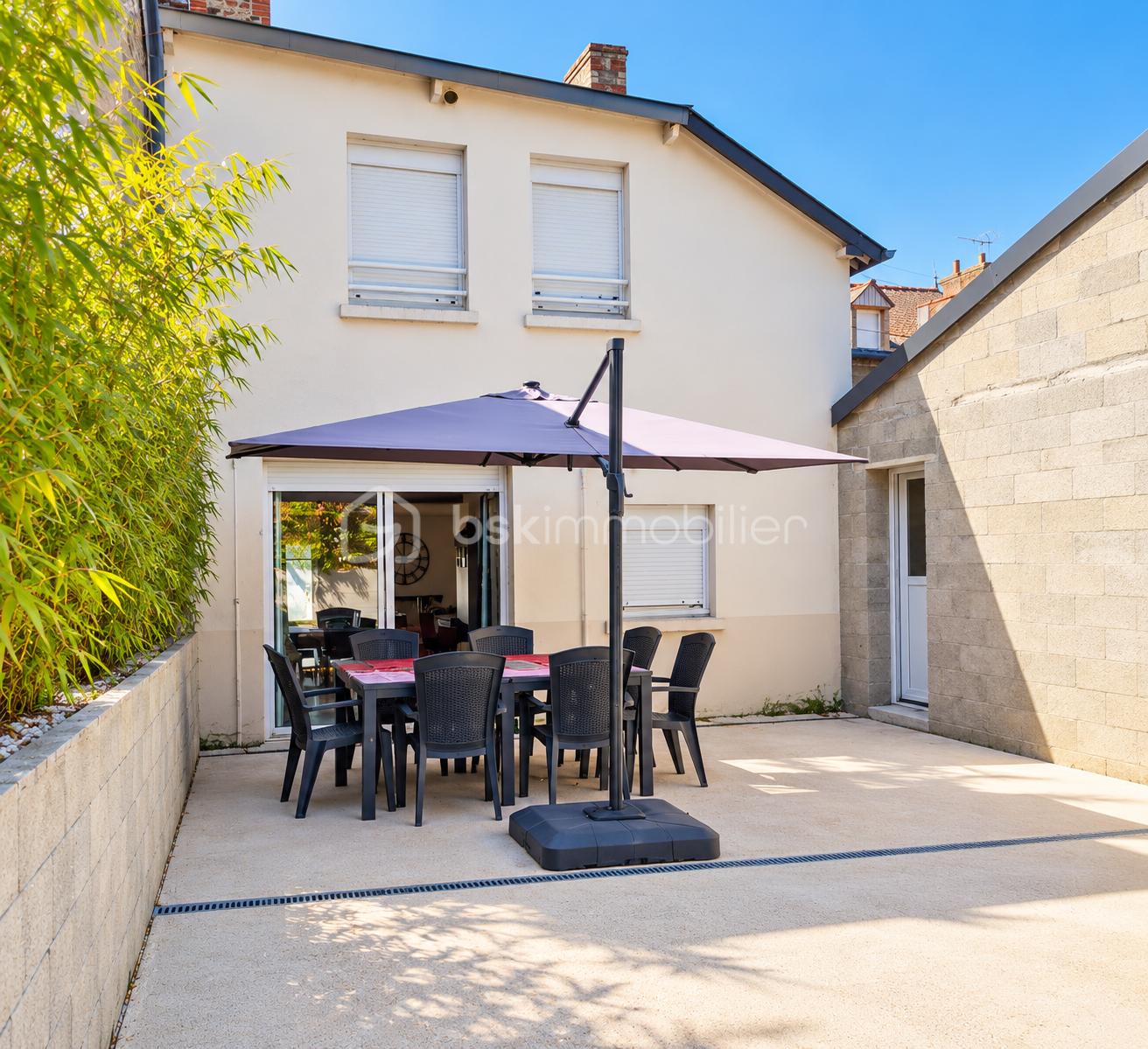 Terrasse ensoleillée sous parasol anthracite.png