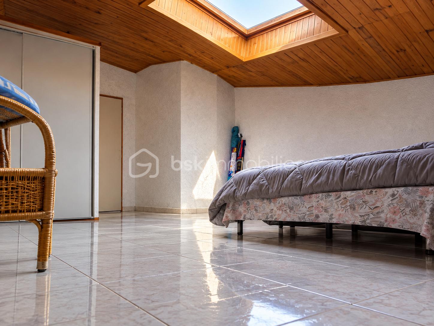 TEPPA Chambre mansardée baignée de lumière.png