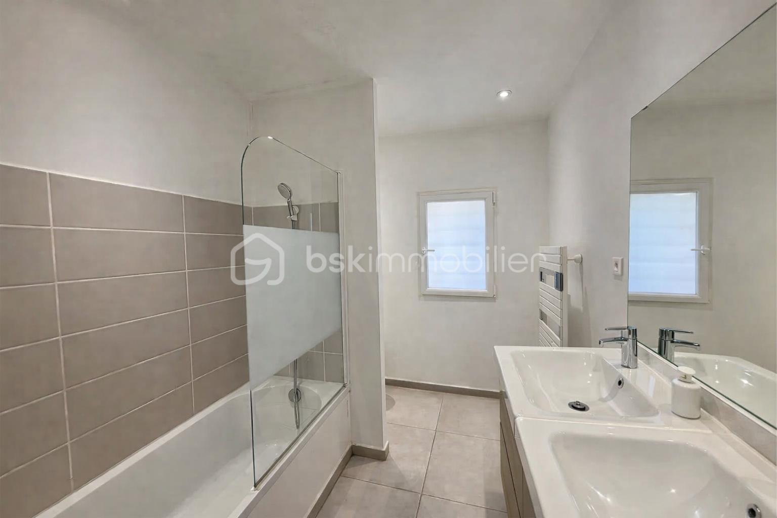 Salle de bain moderne et lumineuse.png