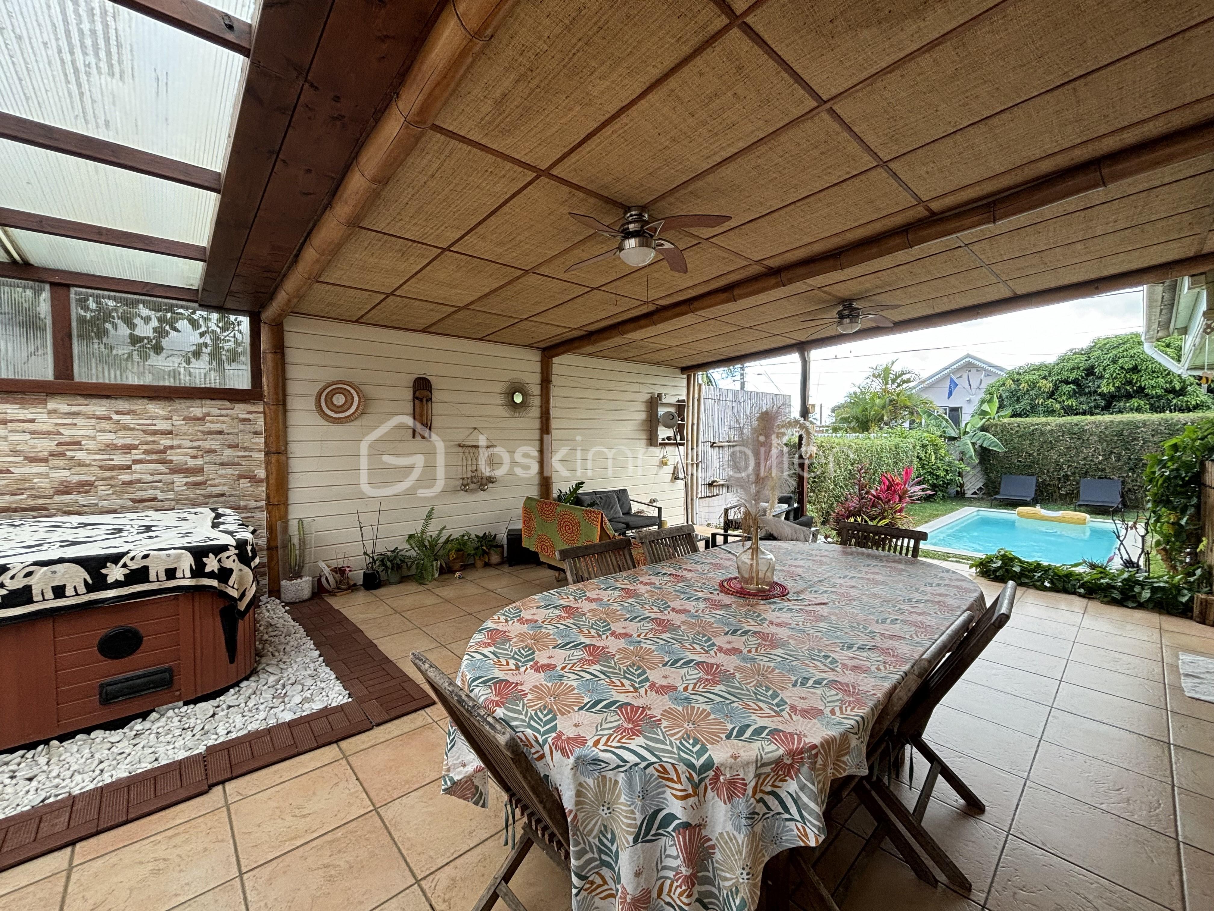 terrasse arrière piscine.jpg