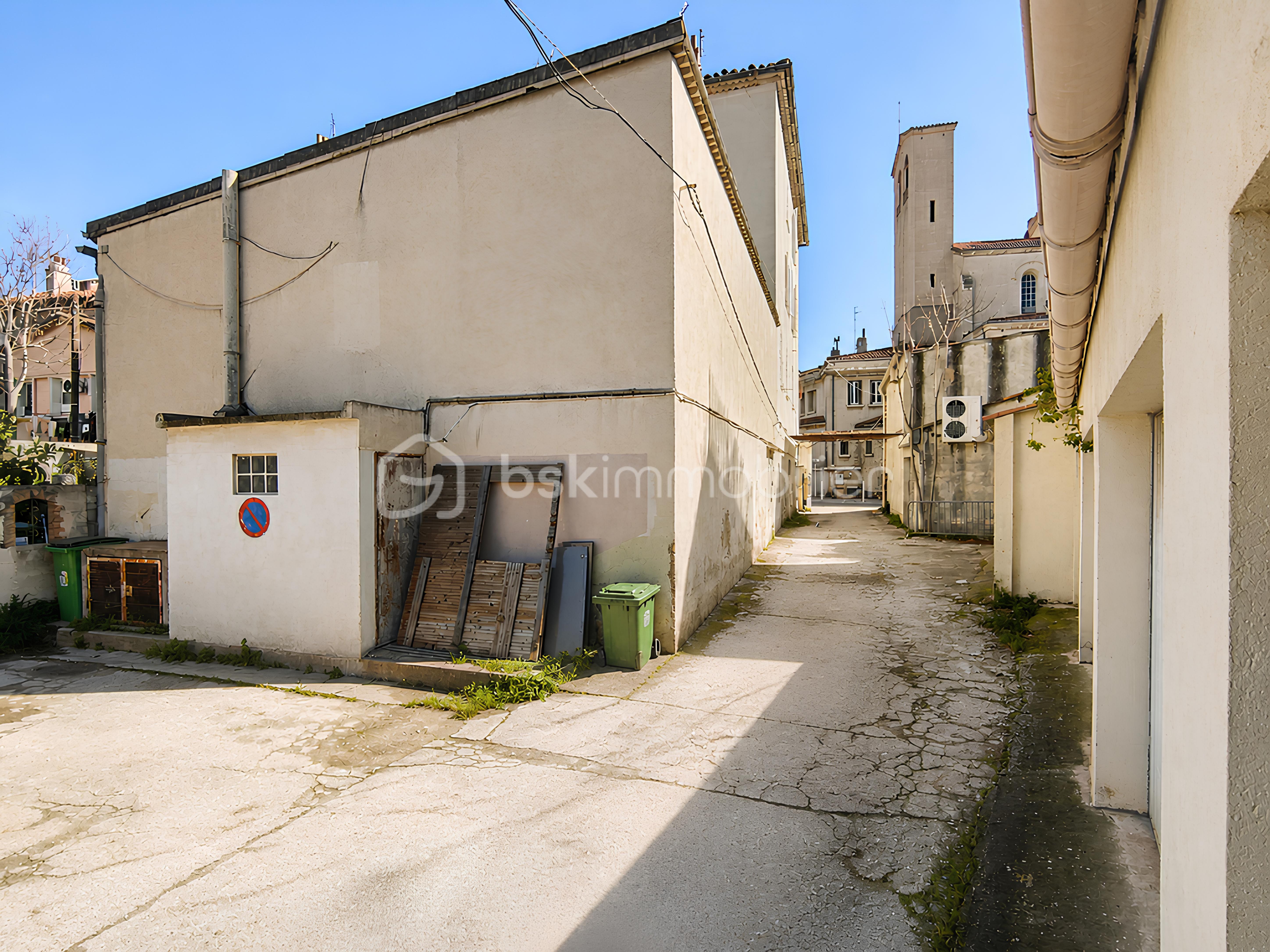 8 - Vue des devant des garages avec accès -.png