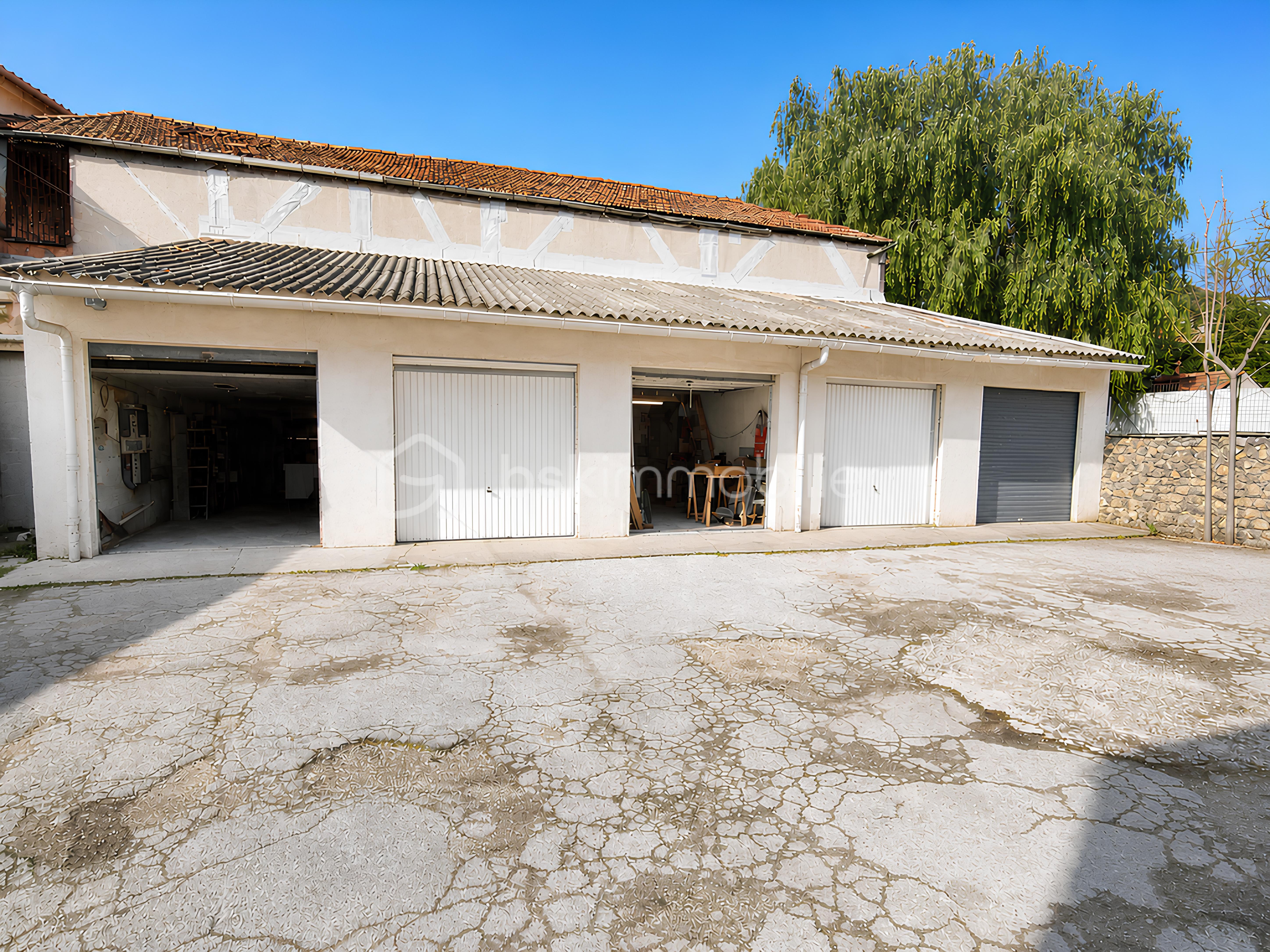 1 - Vue des devant des garages photo 1 -_edited.png