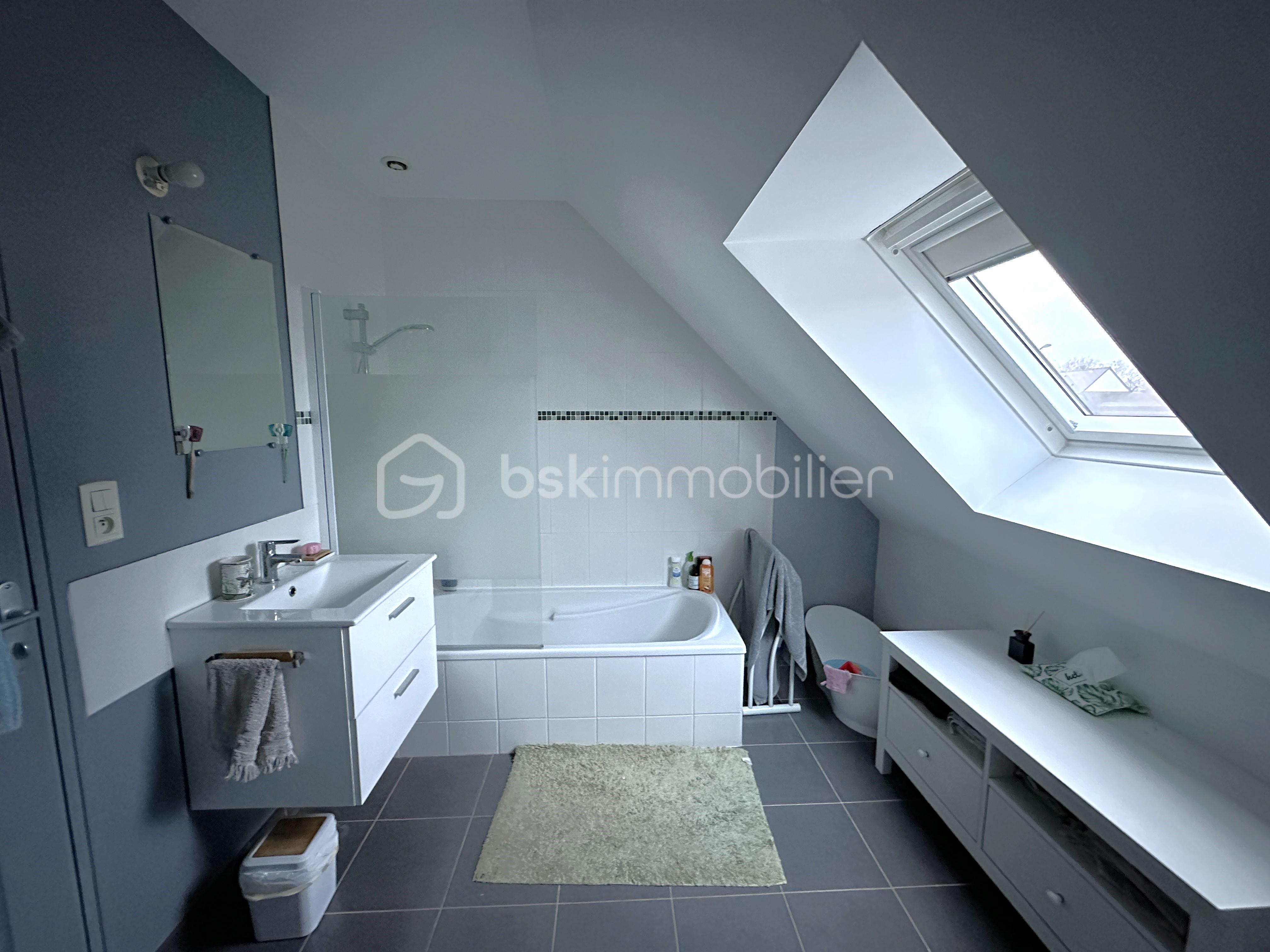 4 SALLE DE BAIN HAUT.JPG