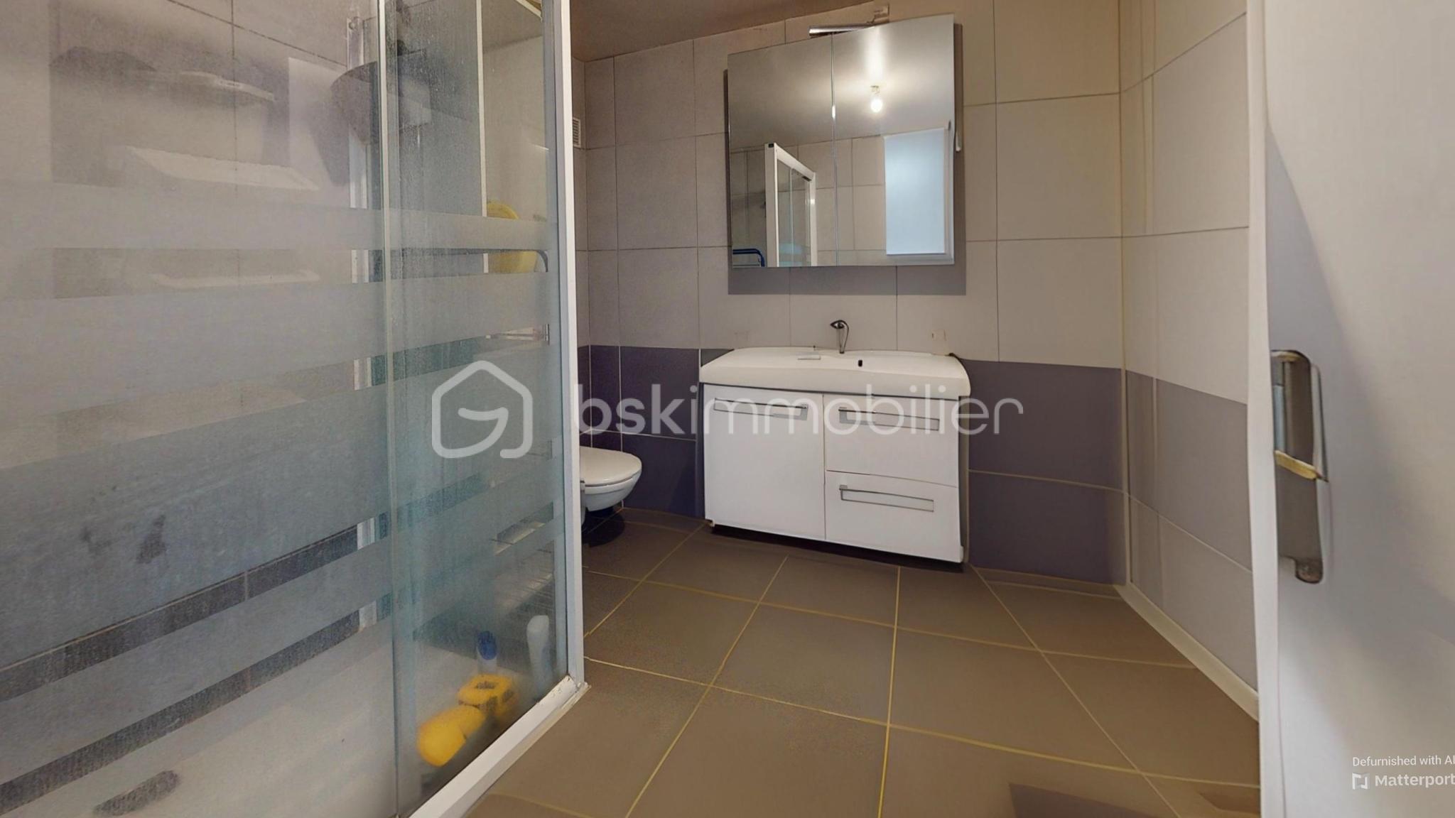 Maison de 122 m² - 26-Rue-du-Chemin-de-Fer-Bathroom-Defurnished.jpg