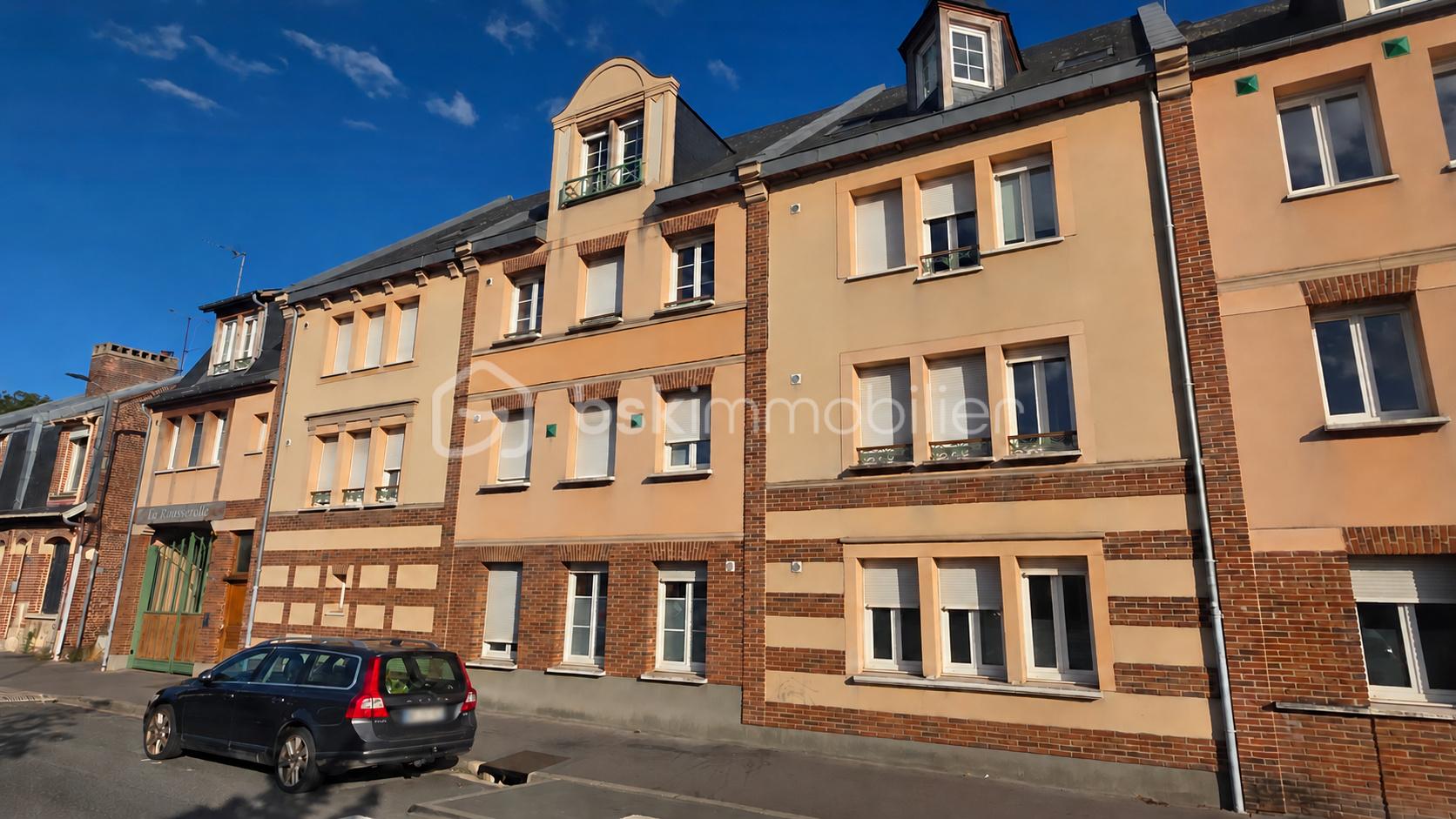 Facade_sans_panneau_plaque_floutee.jpg