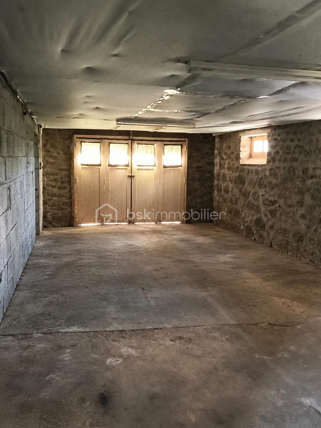 Garage rustique vide et lumineux.png