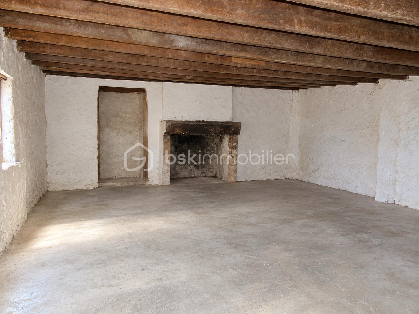 Pièce rustique vide aux poutres anciennes.png