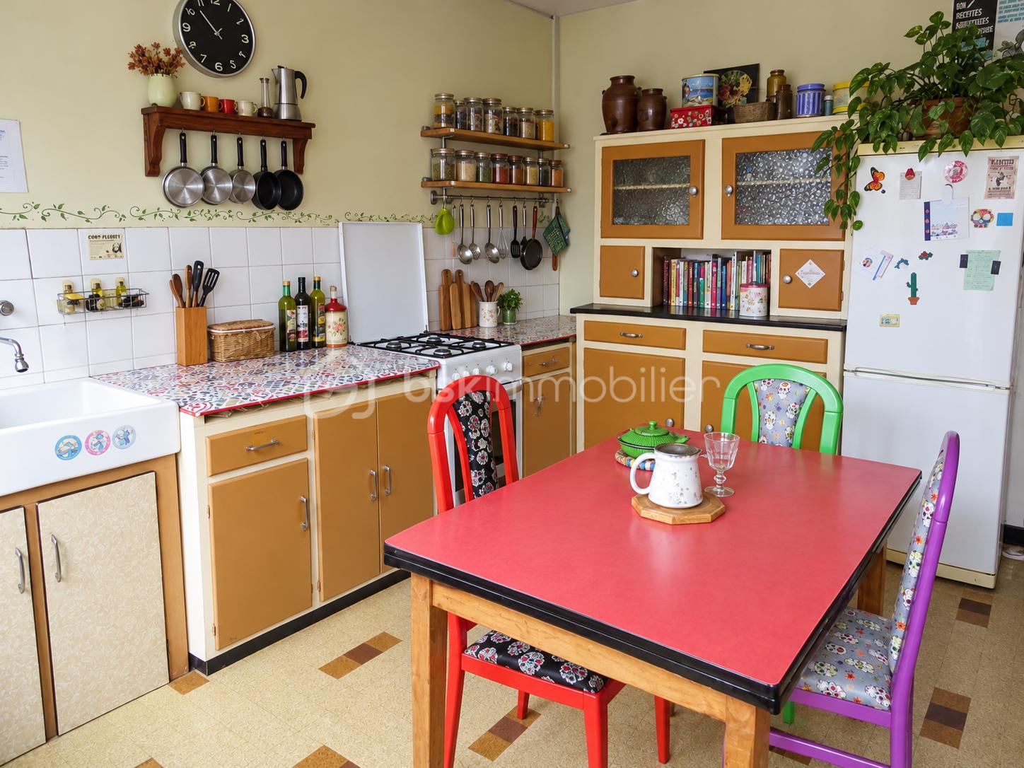 Cuisine vintage bien rangée et chaleureuse.png