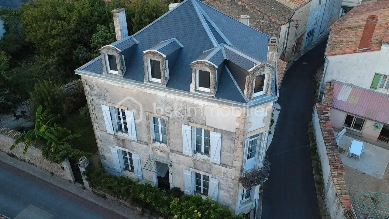 Maison de maitre de 182 m² - dji_fly_20250919_190344_0_1758301424608_photo_low_quality.jpg
