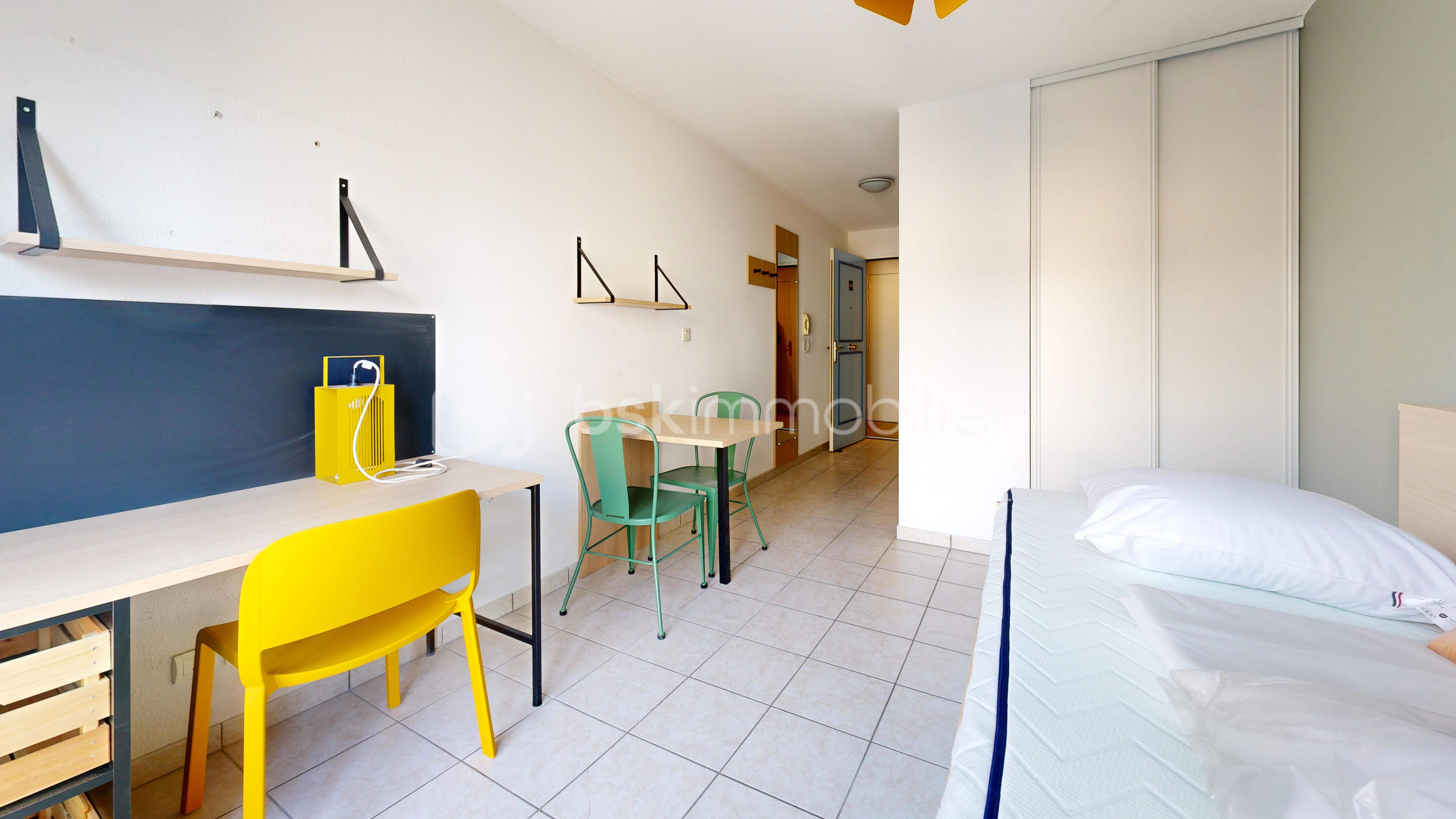 Studette de 18 m² - 43-Rue-du-Petit-Tour-Bedroom 1.jpg