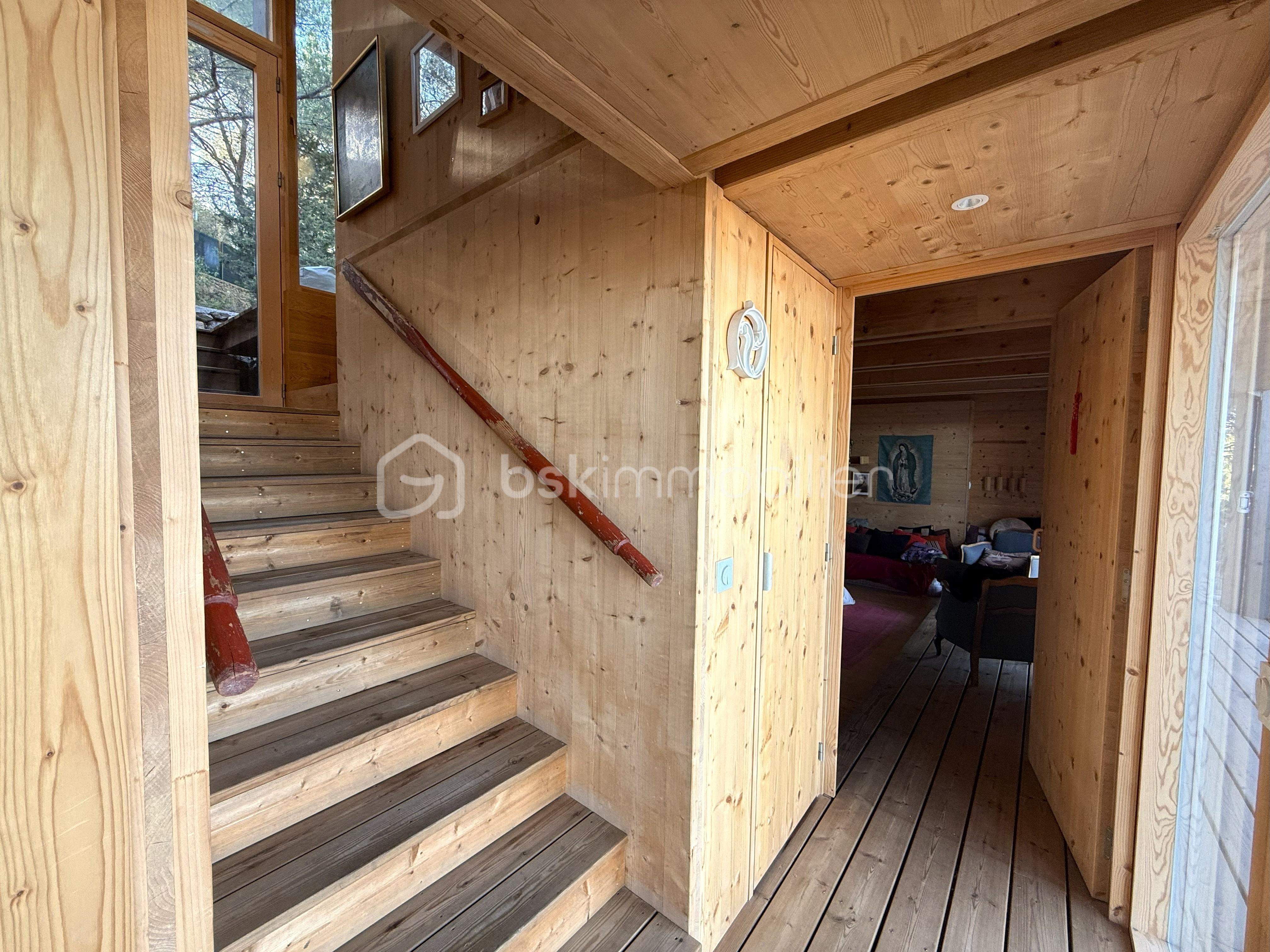 Villa de 120 m² - escalier et chambre.jpg