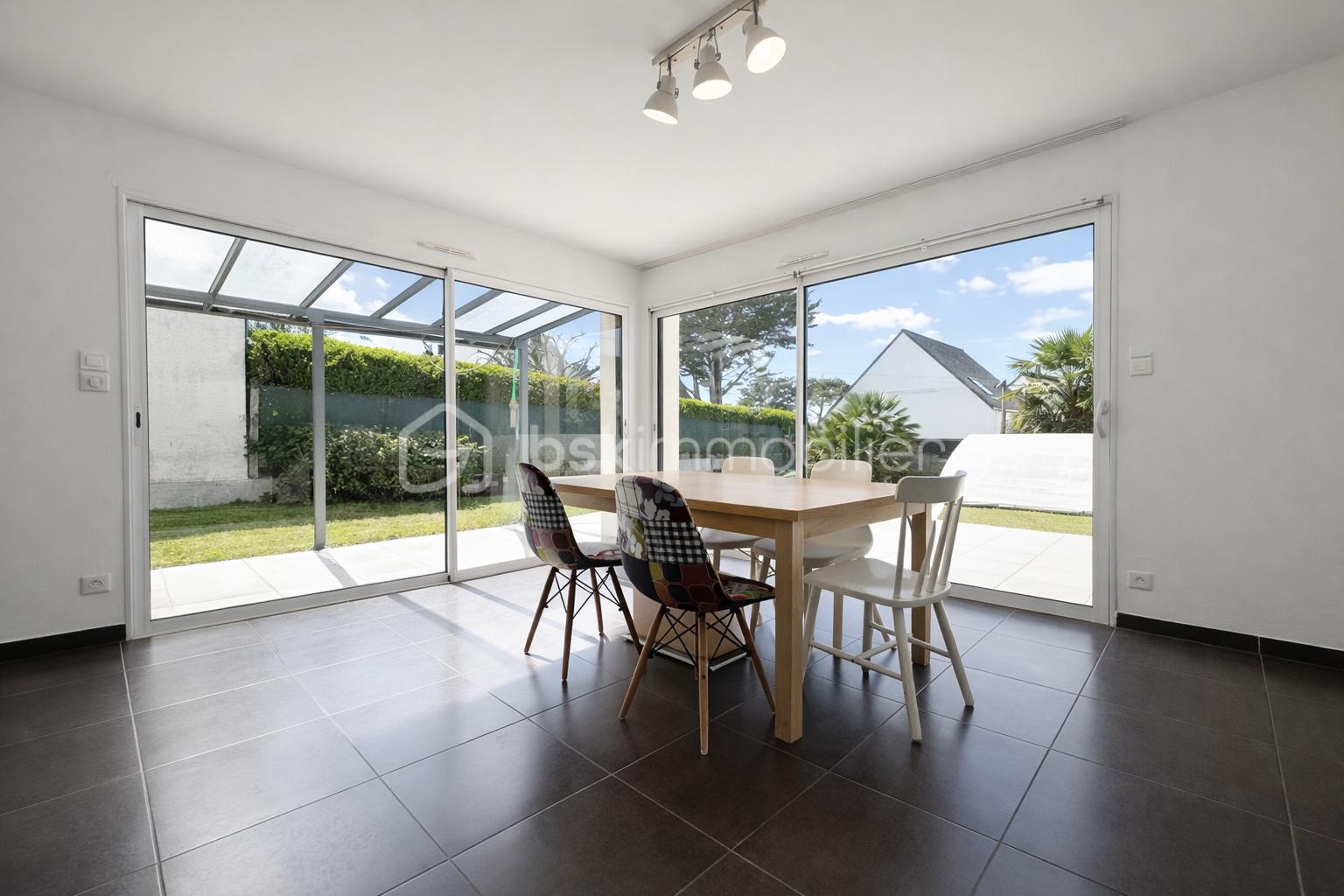 Salle à manger moderne et lumineuse.png