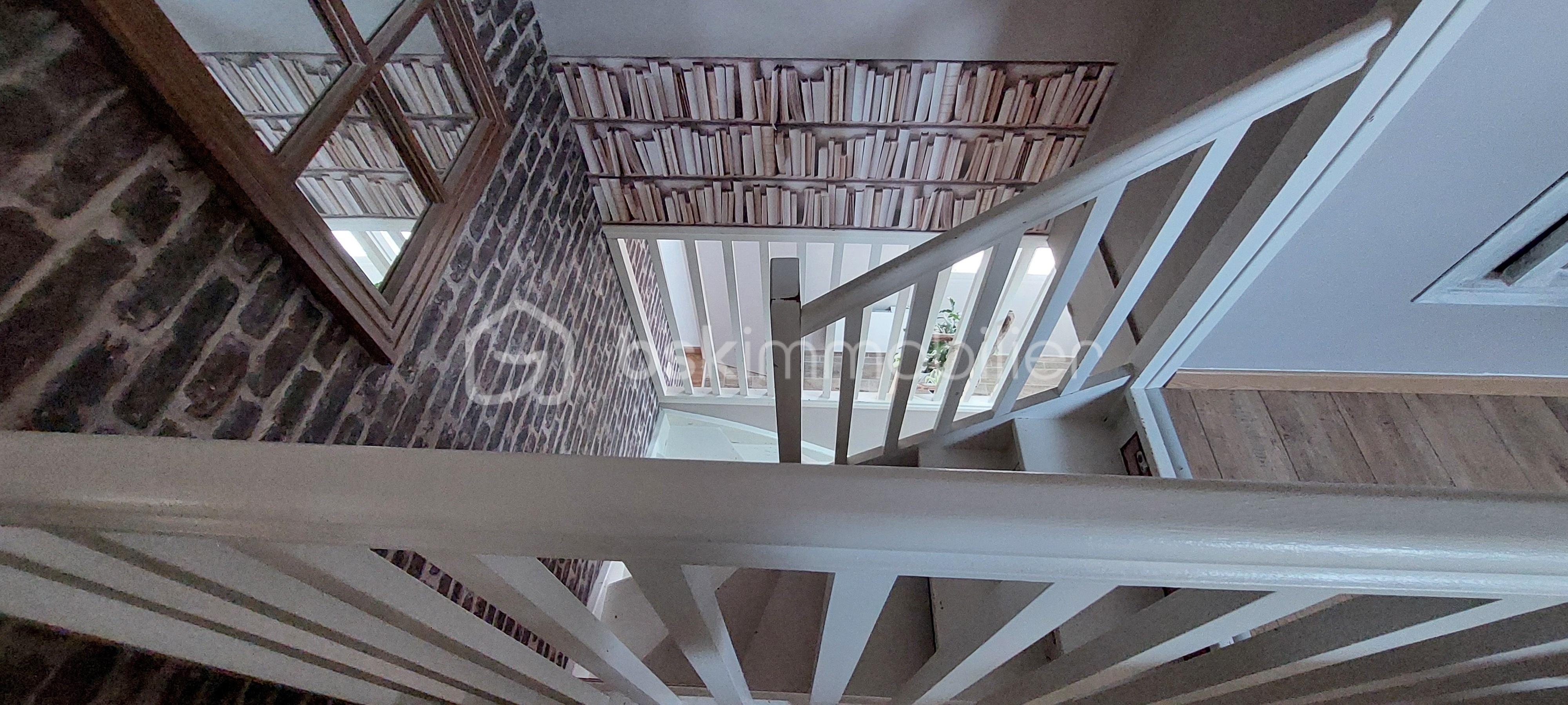 Maison traditionnelle de 209 m² - cage d escalier.jpg