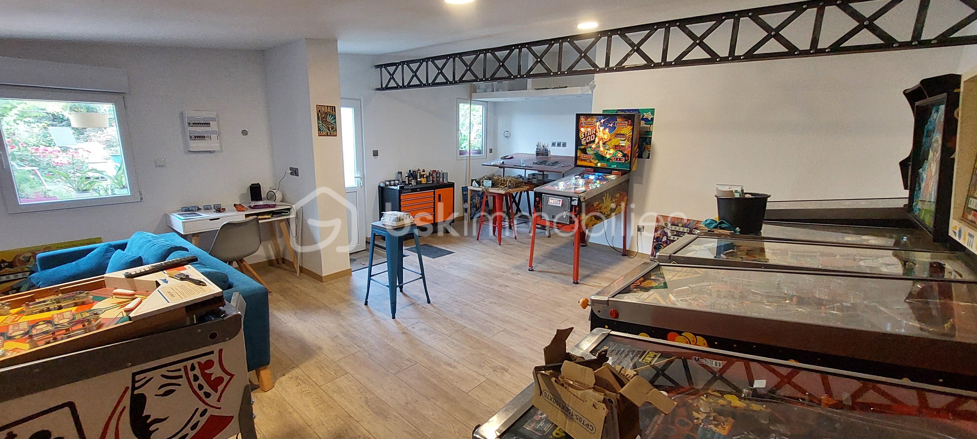 Maison traditionnelle de 209 m² - Salon flippers.jpg