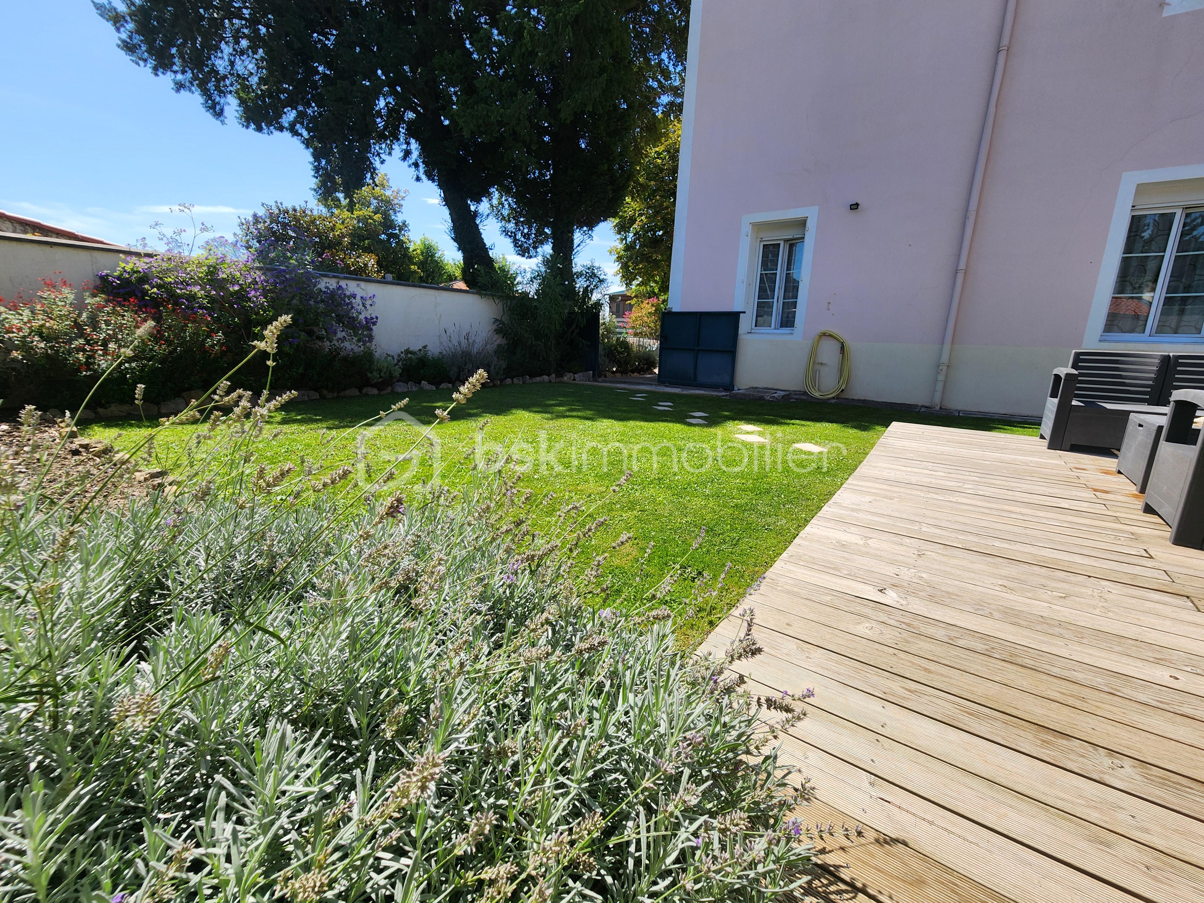 Appartement de 84,10 m² - Jardin portail et lavandes.jpg