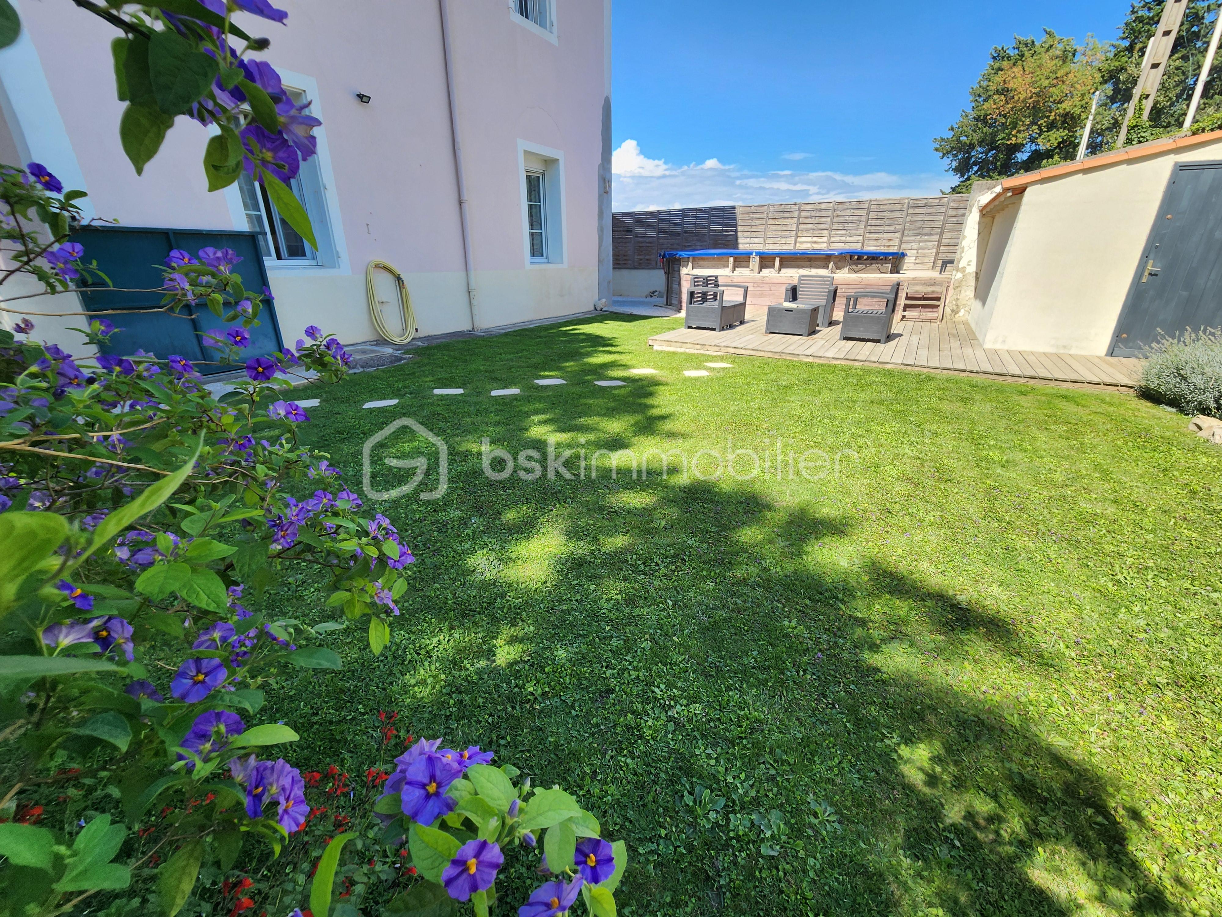 Appartement de 84,10 m² - Jardin fleurs violettes.jpg