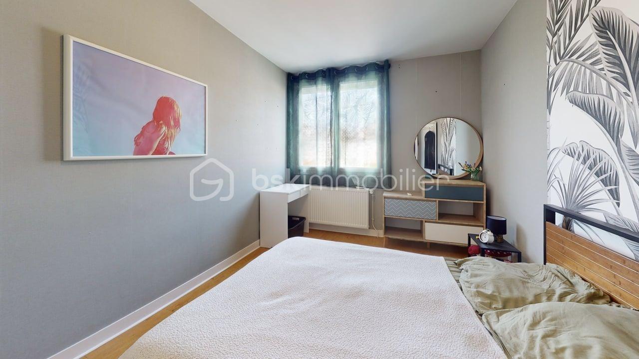4-Impasse-Jean-Moulin-Bedroom.jpg