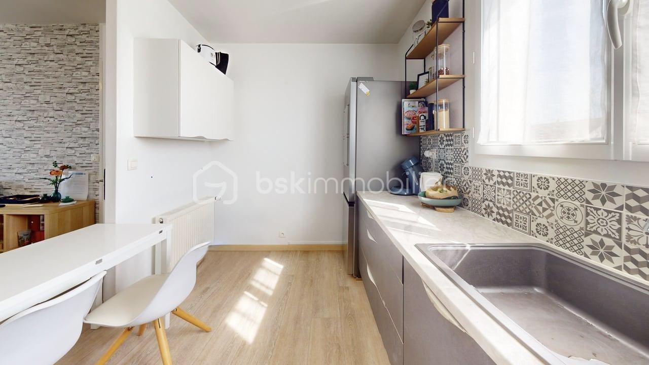4-Impasse-Jean-Moulin-Kitchen 1.jpg