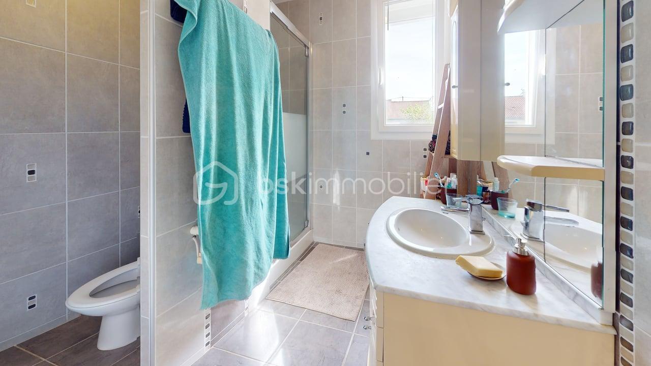 4-Impasse-Jean-Moulin-Bathroom.JPG
