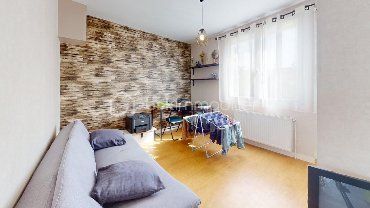 4-Impasse-Jean-Moulin-Bedroom 1.JPG