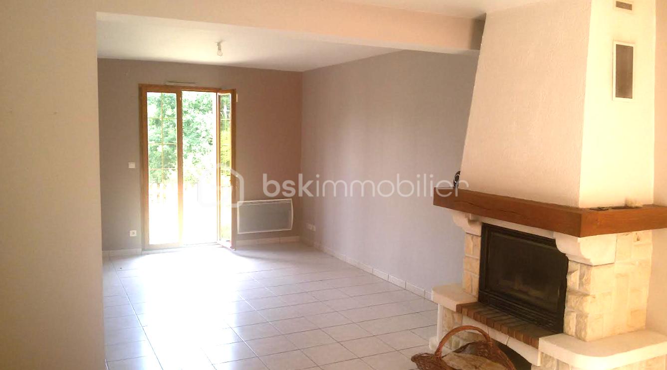 Maison de 110 m² - salon cheminée.png
